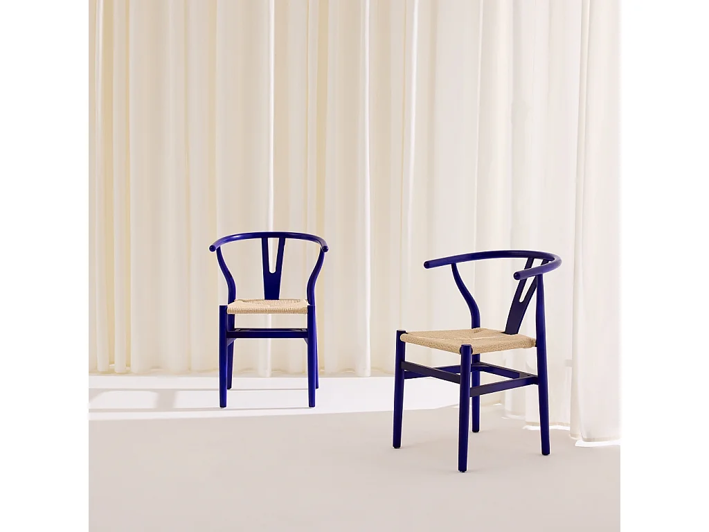 Lot de deux chaises vintage en bois d'hévéa avec assise en cordes et dossier arrondi bleu