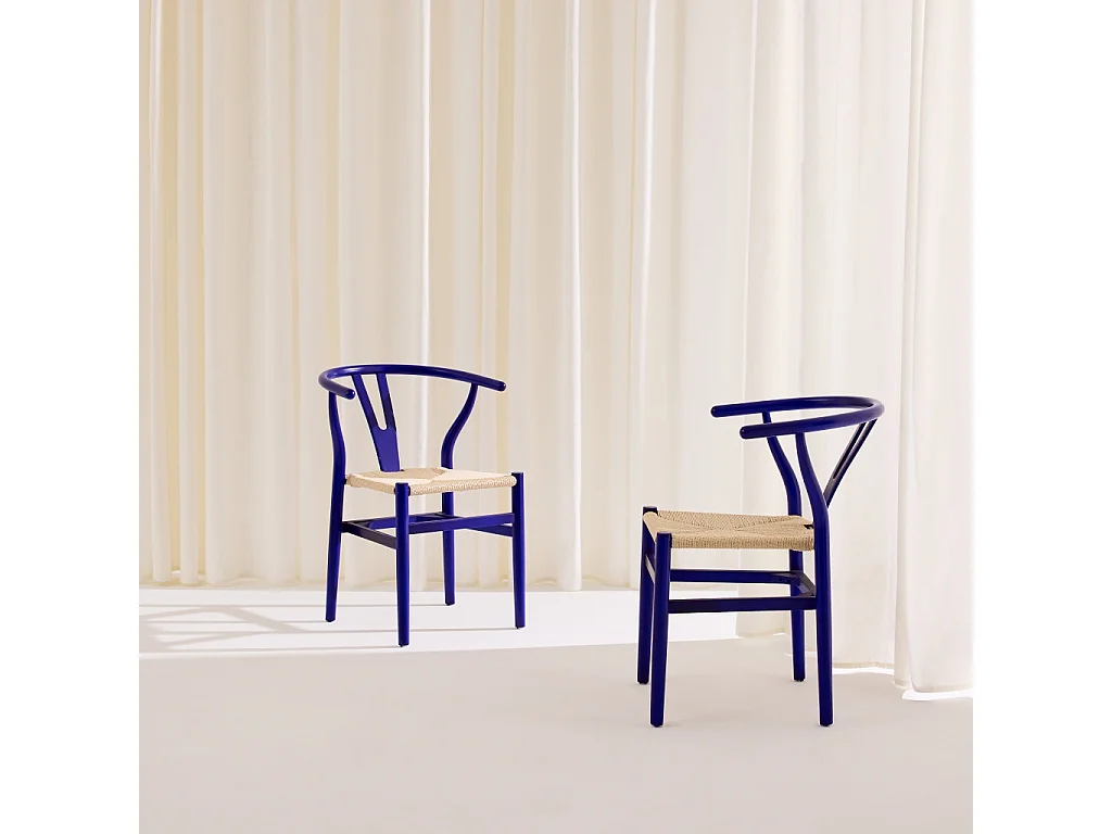 Lot de deux chaises vintage en bois d'hévéa avec assise en cordes et dossier arrondi bleu