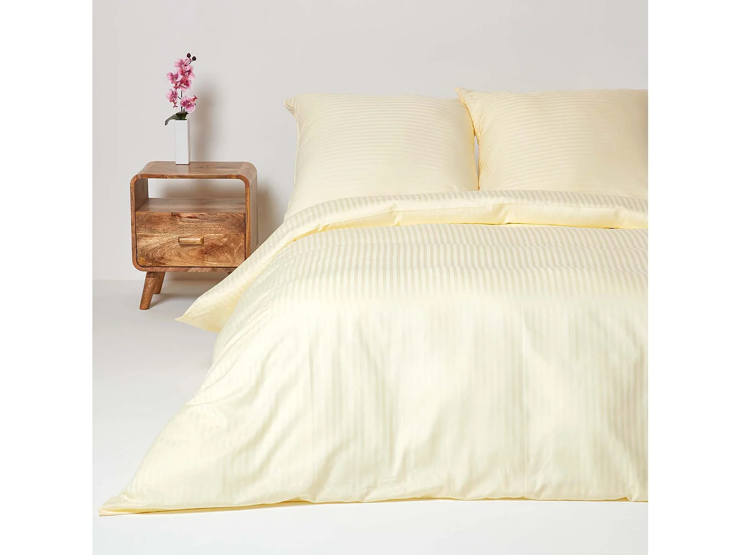 Parure de lit satin rayé en coton égyptien 330 fils jaune pâle, 240x220cm - HOMESCAPES