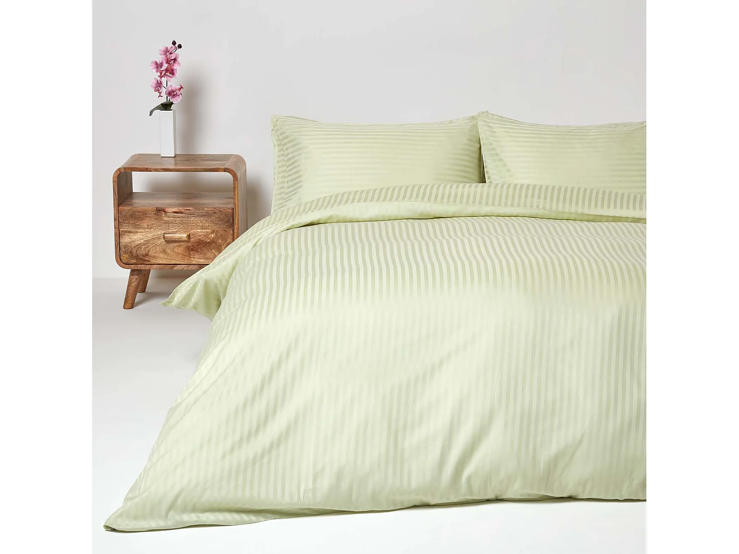 Parure de lit satin rayé en coton égyptien 330 fils vert sauge, 200x200cm - HOMESCAPES
