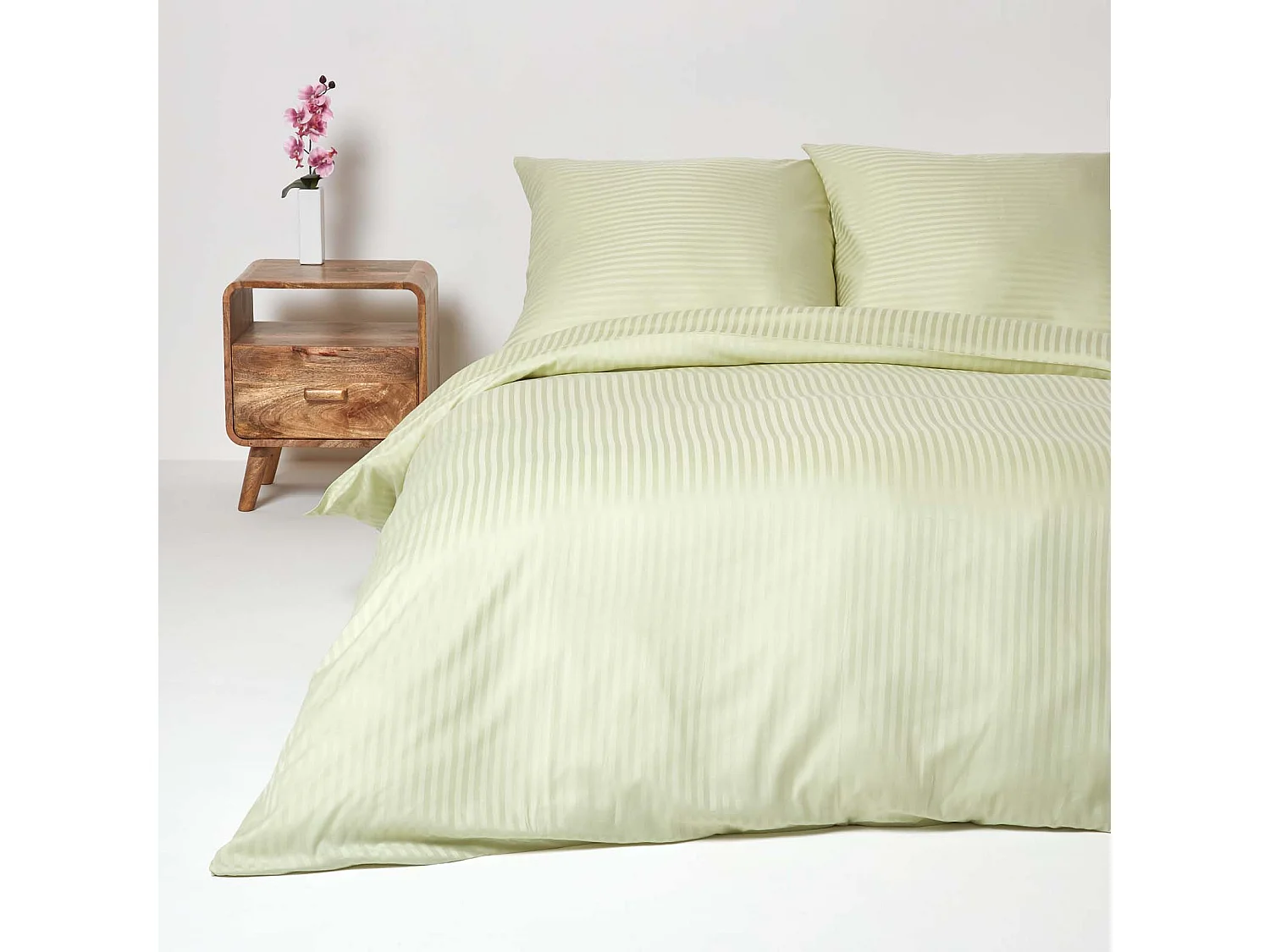 Parure de lit satin rayé en coton égyptien 330 fils vert sauge, 240x220cm - HOMESCAPES