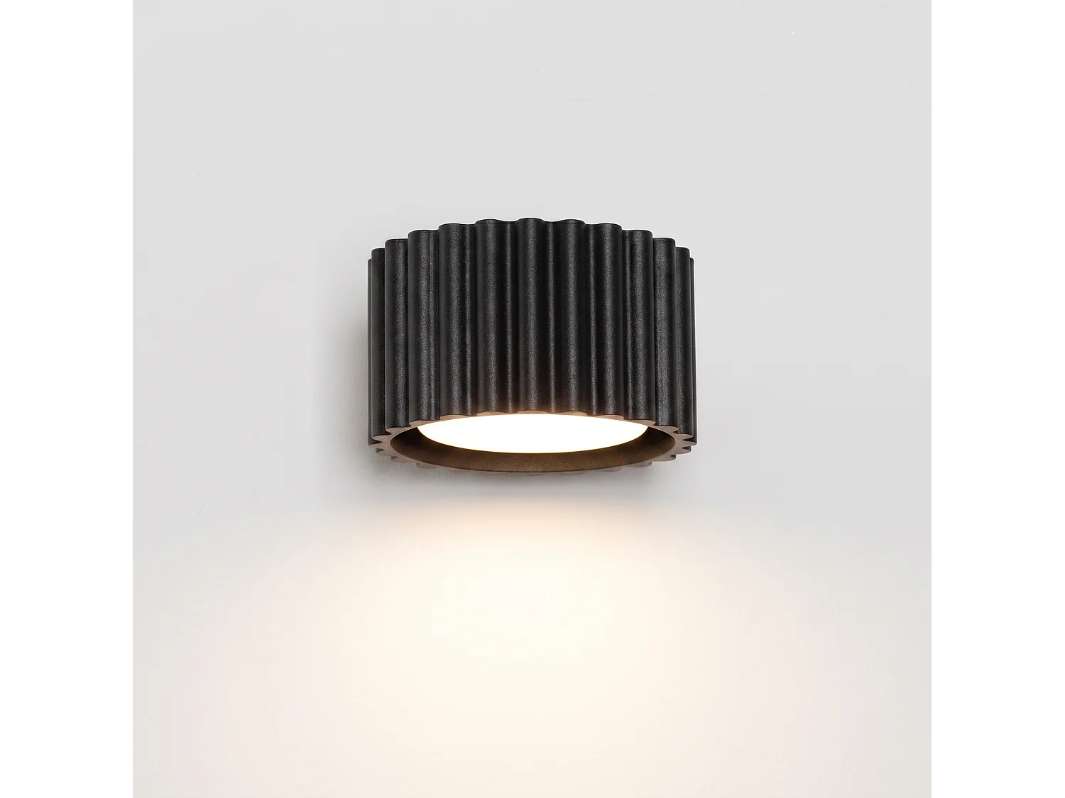 Applique minimaliste en aluminium - 1 sources lumineuses - L.10 x H.6 cm - noir