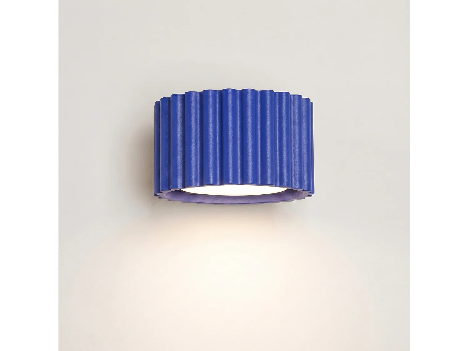 Applique minimaliste en aluminium - 1 sources lumineuses - L.10 x H.6 cm - outremer