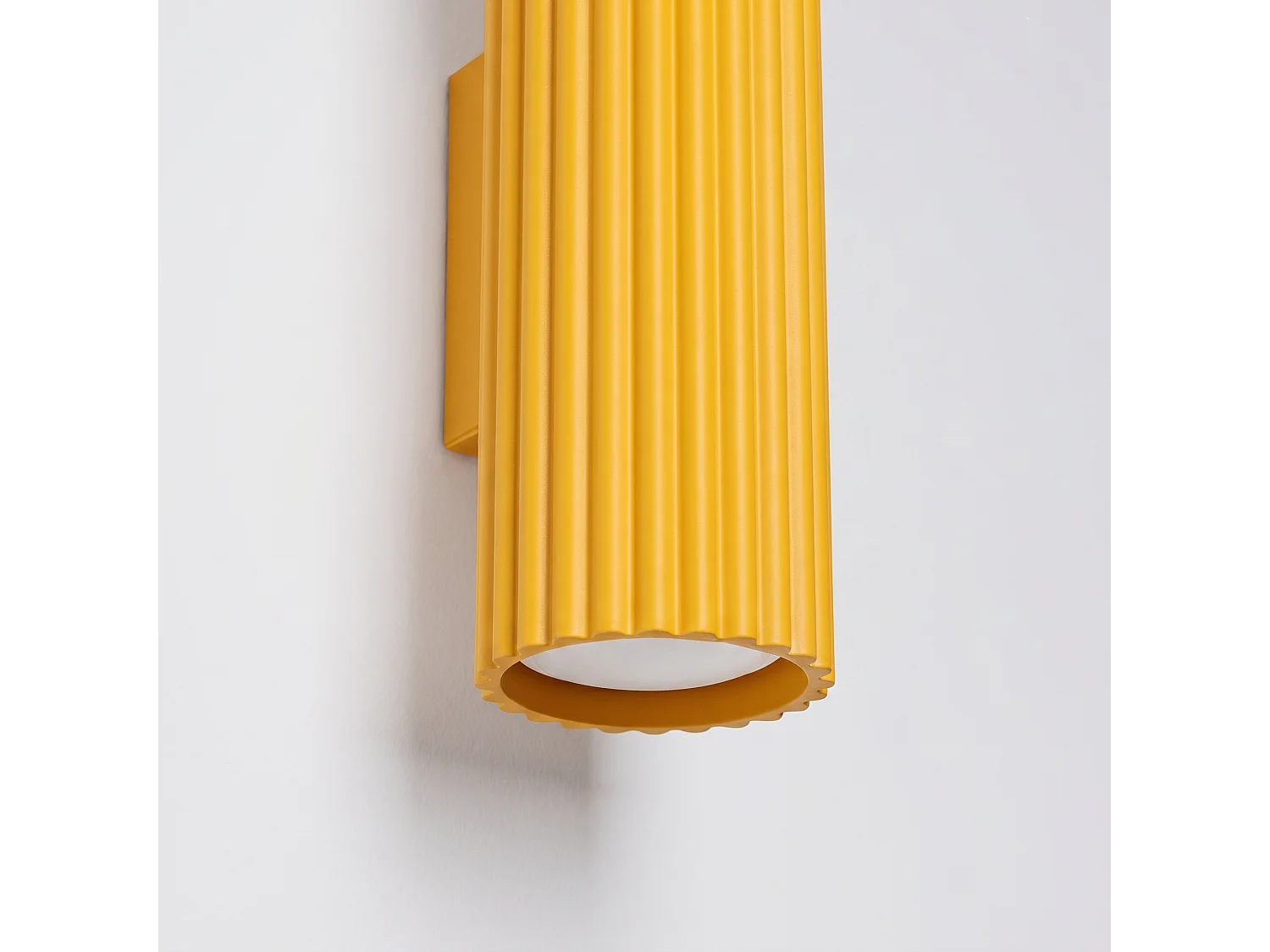 Applique minimaliste en aluminium - 2 sources lumineuses - L.6,5 x H.20 cm - jaune