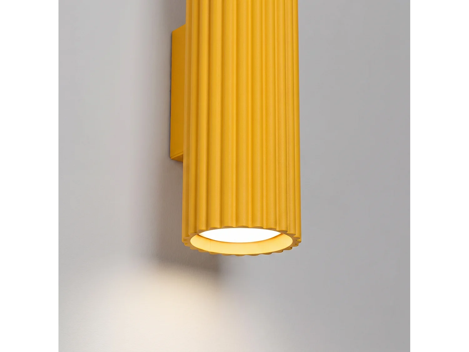 Applique minimaliste en aluminium - 2 sources lumineuses - L.6,5 x H.20 cm - jaune