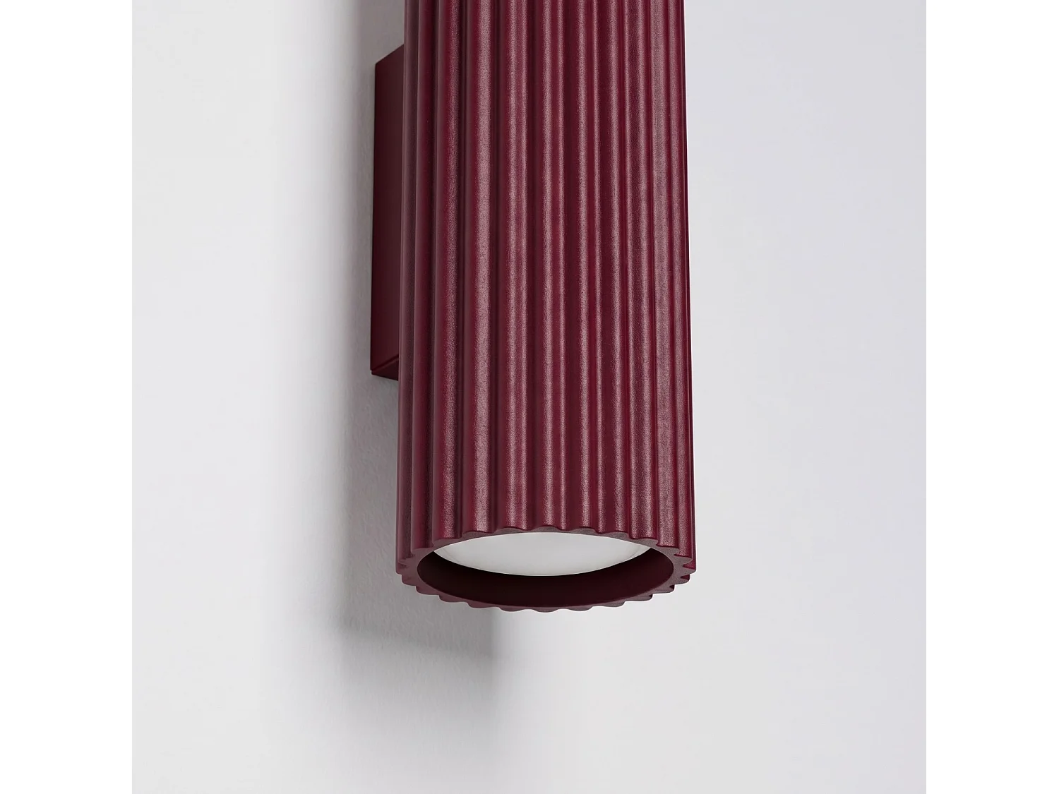 Applique minimaliste en aluminium - 2 sources lumineuses - L.6,5 x H.20 cm - bordeaux