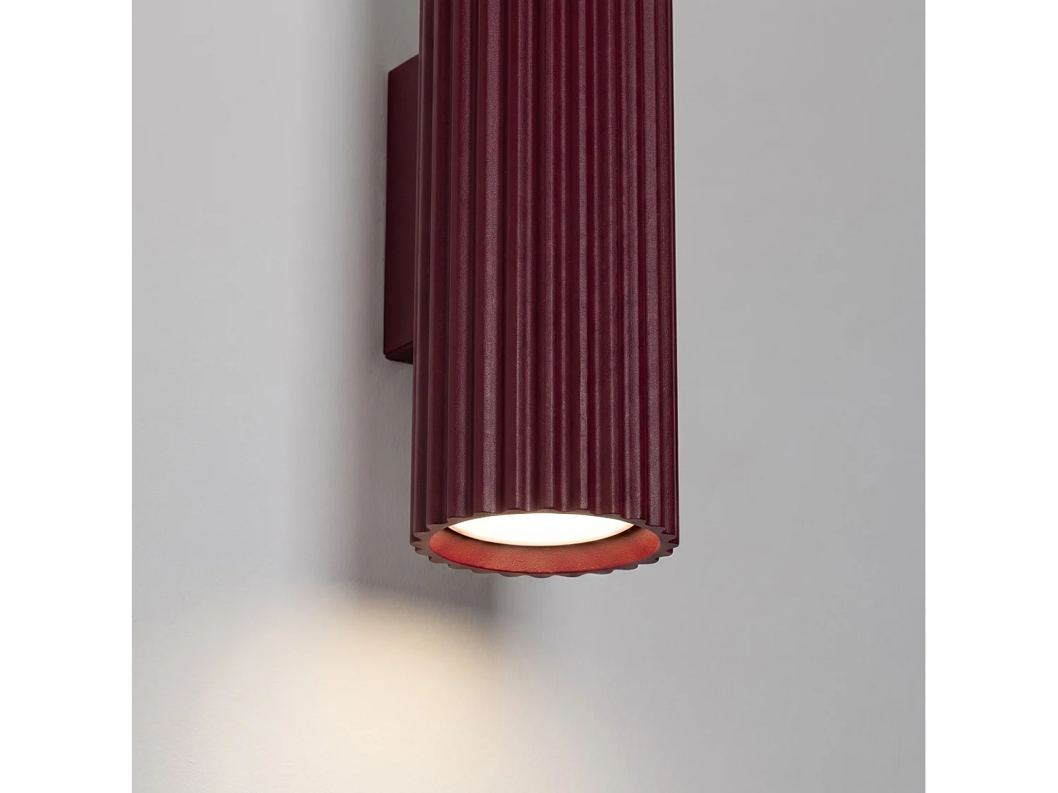 Applique minimaliste en aluminium - 2 sources lumineuses - L.6,5 x H.20 cm - bordeaux