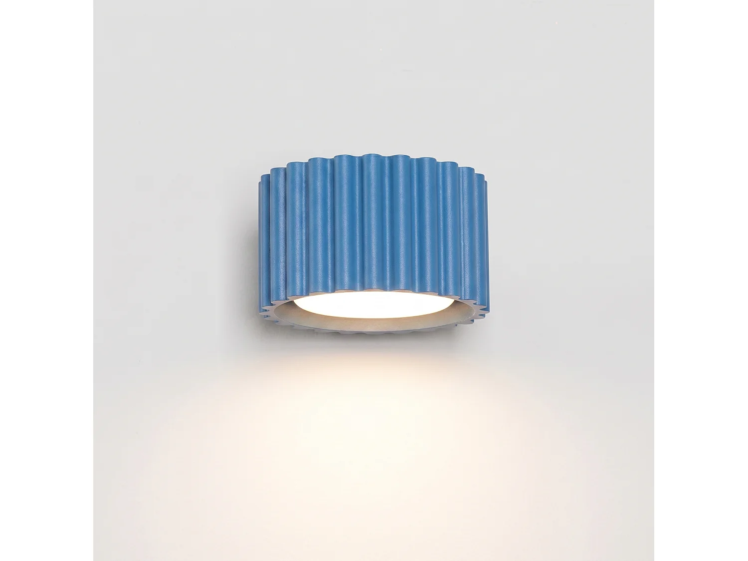 Applique minimaliste en aluminium - 1 sources lumineuses - L.10 x H.6 cm - bleu clair