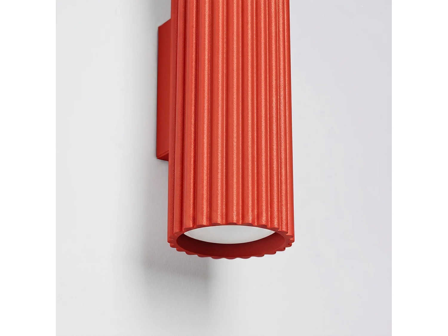 Applique minimaliste en aluminium - 2 sources lumineuses - L.6,5 x H.20 cm - rouge