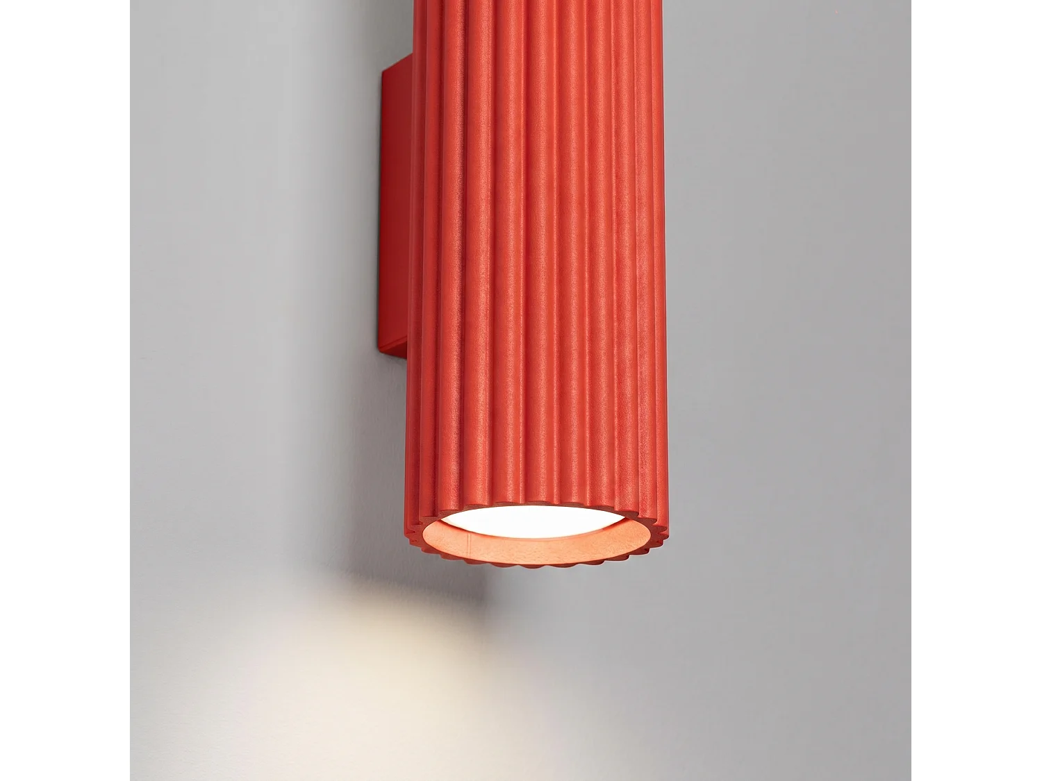 Applique minimaliste en aluminium - 2 sources lumineuses - L.6,5 x H.20 cm - rouge