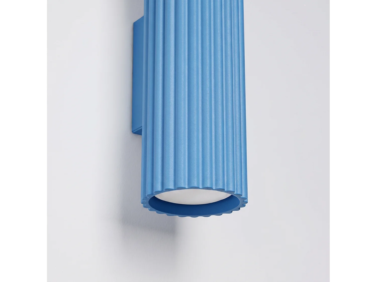 Applique minimaliste en aluminium - 2 sources lumineuses - L.6,5 x H.20 cm - bleu clair