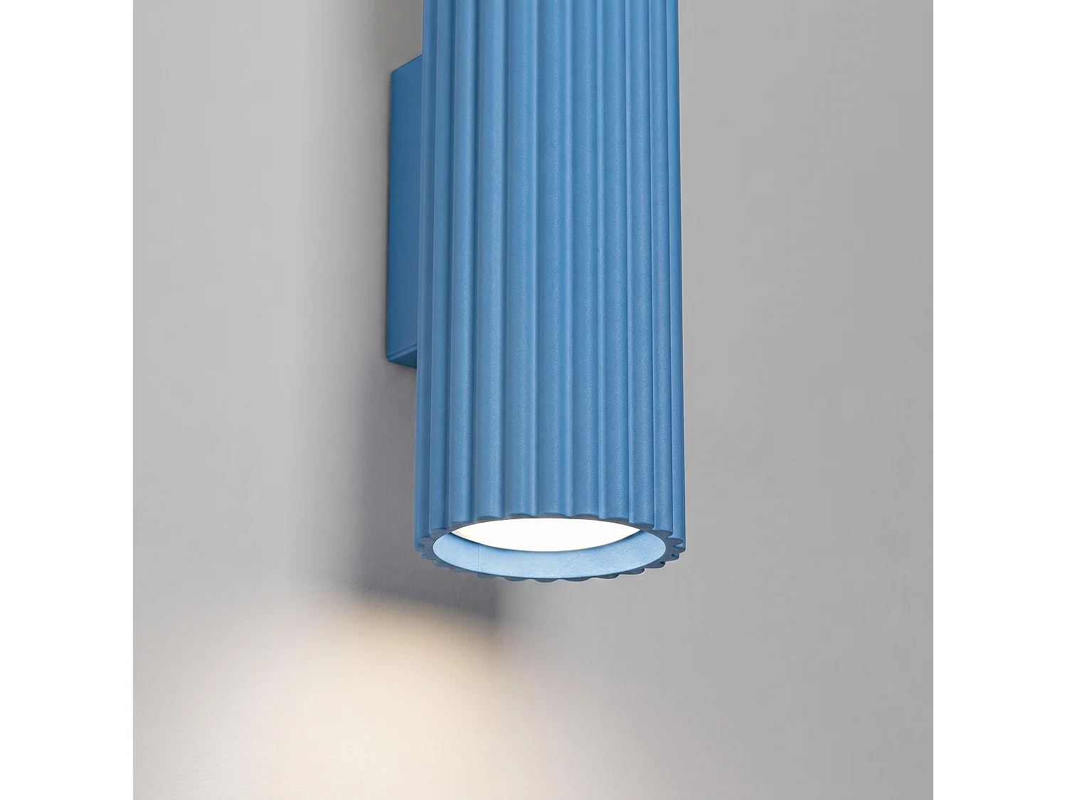 Applique minimaliste en aluminium - 2 sources lumineuses - L.6,5 x H.20 cm - bleu clair