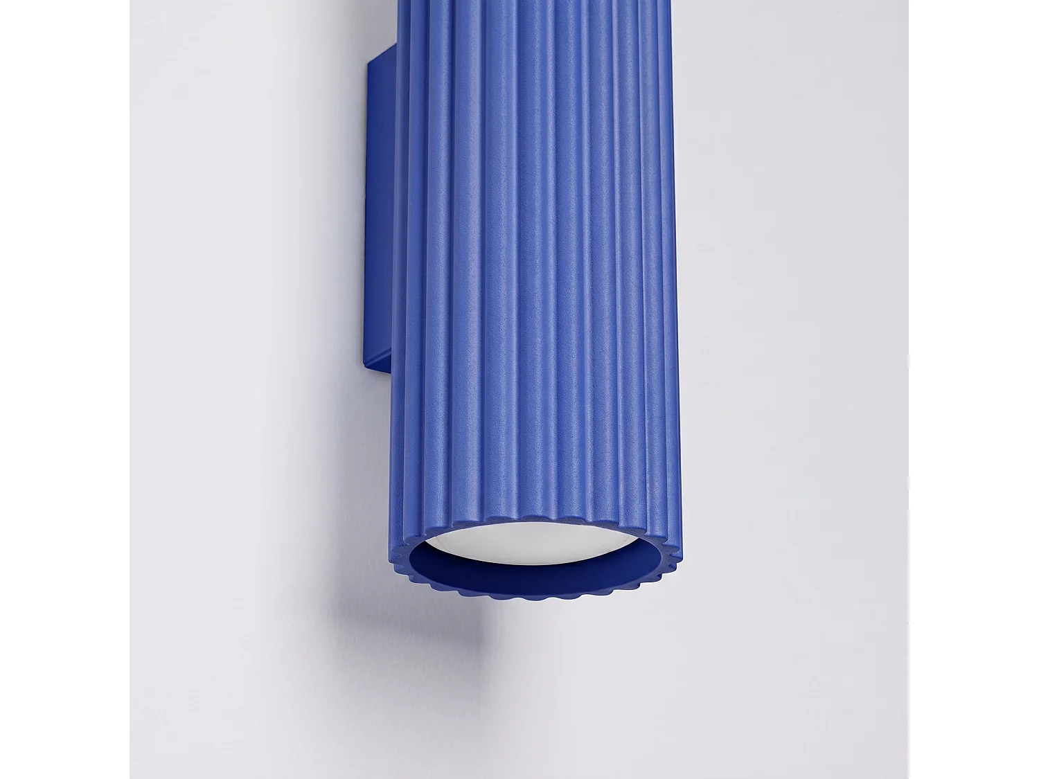 Applique minimaliste en aluminium - 2 sources lumineuses - L.6,5 x H.20 cm - outremer