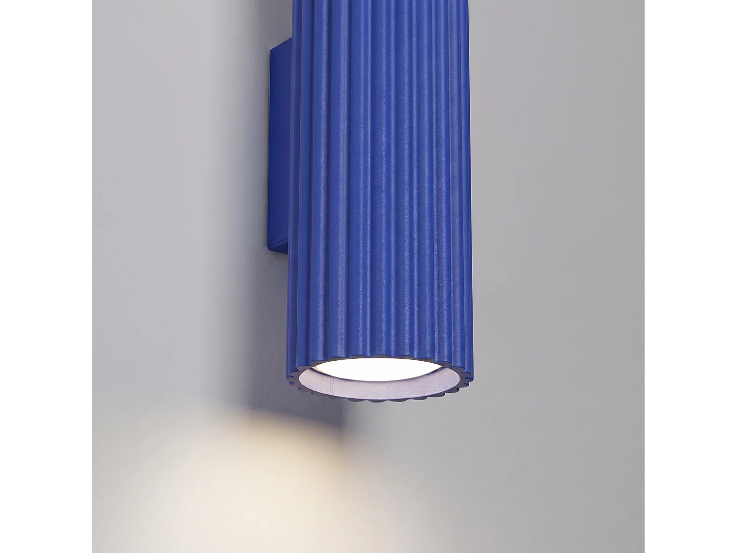 Applique minimaliste en aluminium - 2 sources lumineuses - L.6,5 x H.20 cm - outremer