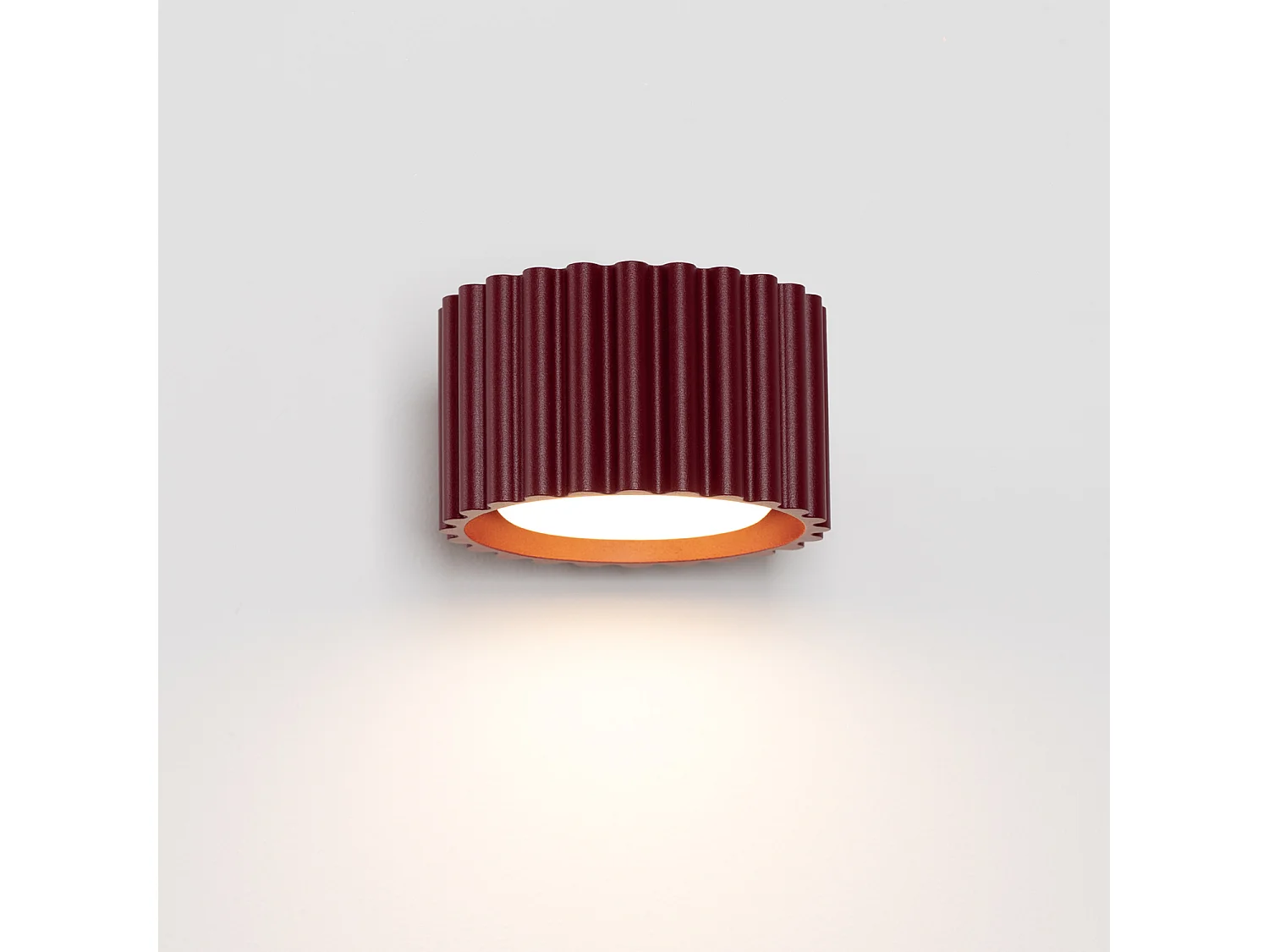 Applique minimaliste en aluminium - 1 sources lumineuses - L.10 x H.6 cm - bordeaux
