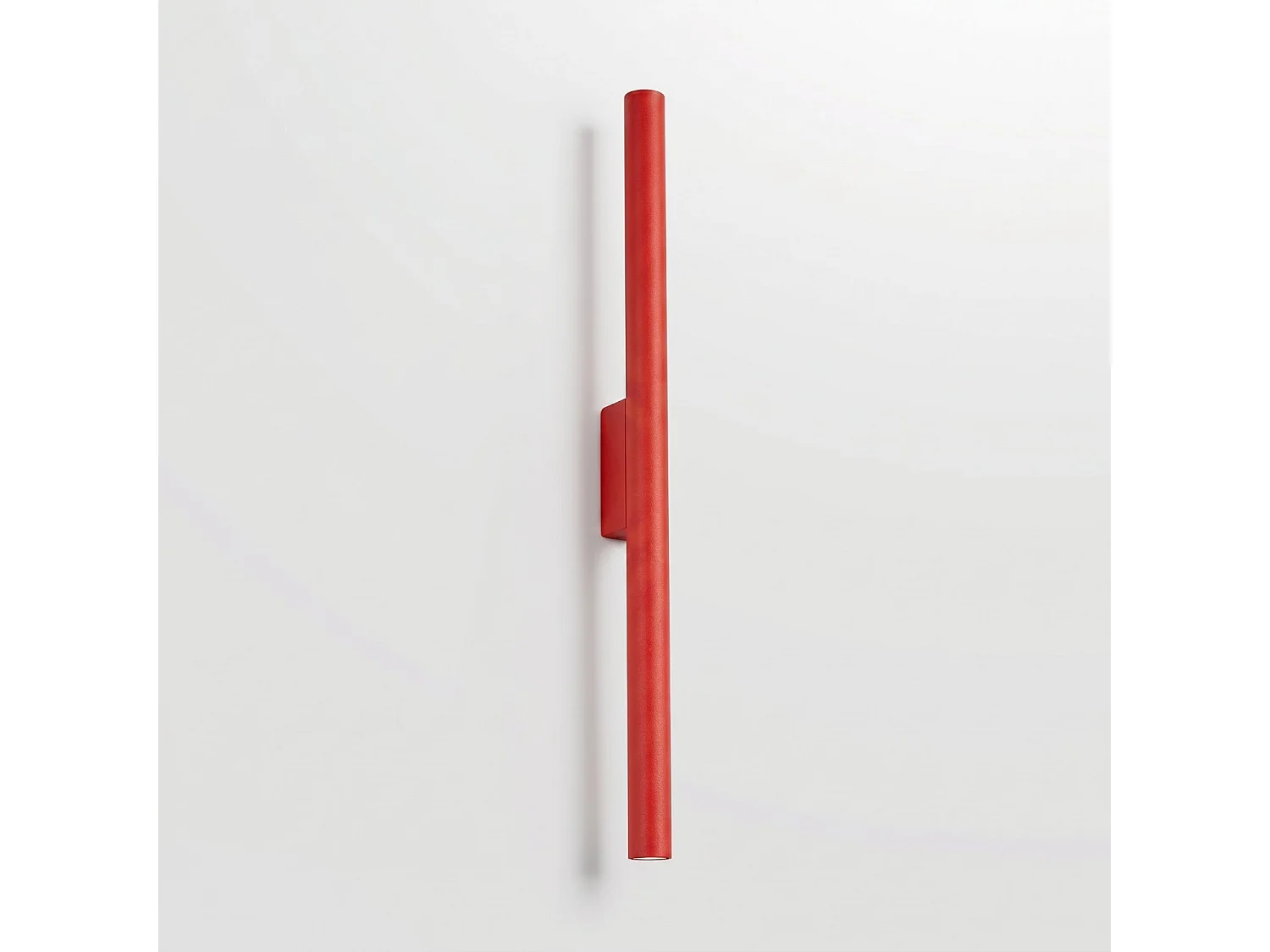 Applique moderne en acier - 2 sources lumineuses - L.2,5 x H.50 cm - rouge