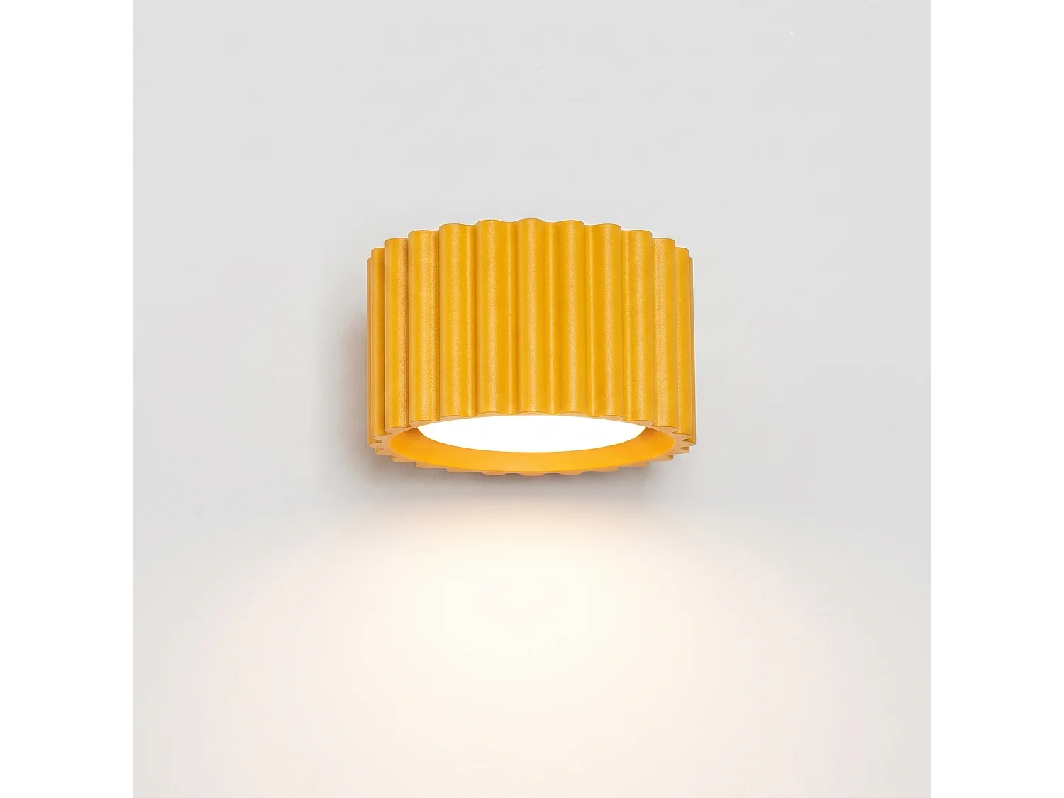 Applique minimaliste en aluminium - 1 sources lumineuses - L.10 x H.6 cm - jaune