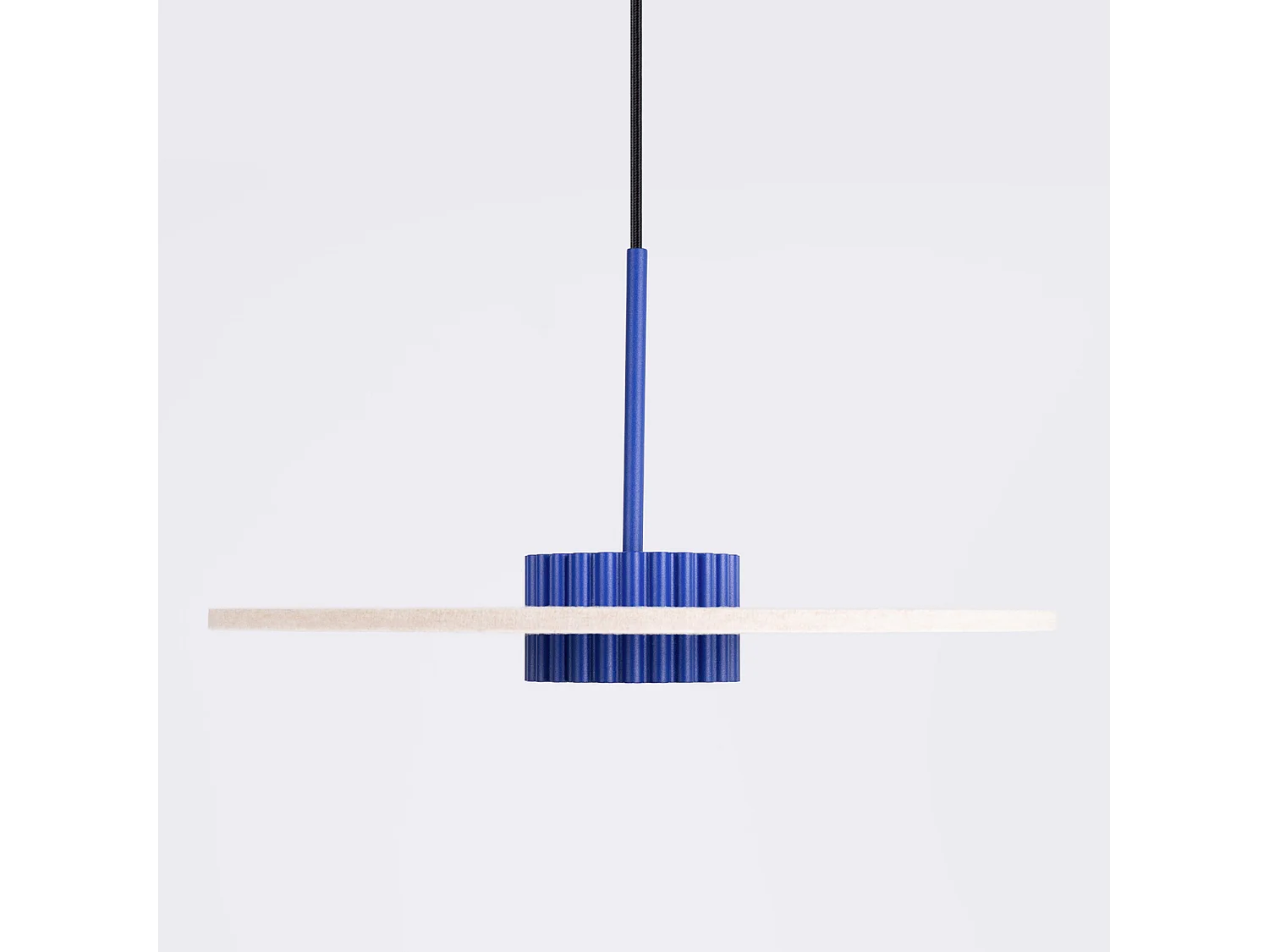 Hanglampen OVO minimalistisch van  - 1 lichtbronnen - L.40 x H.125 cm - ultramarijn/beige