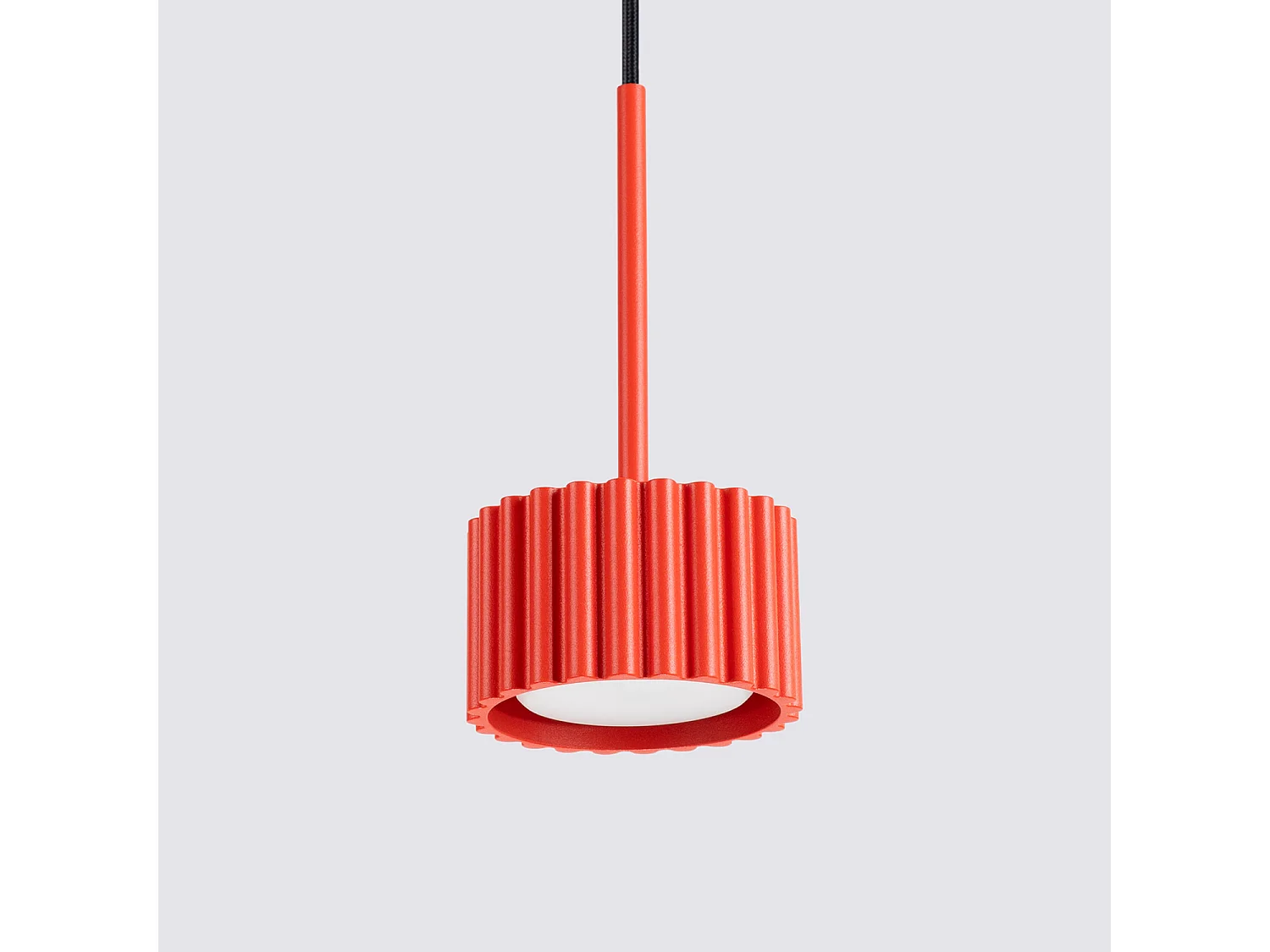 Lampe suspendue minimaliste en aluminium - 1 sources lumineuses - L.10 x H.125 cm - rouge