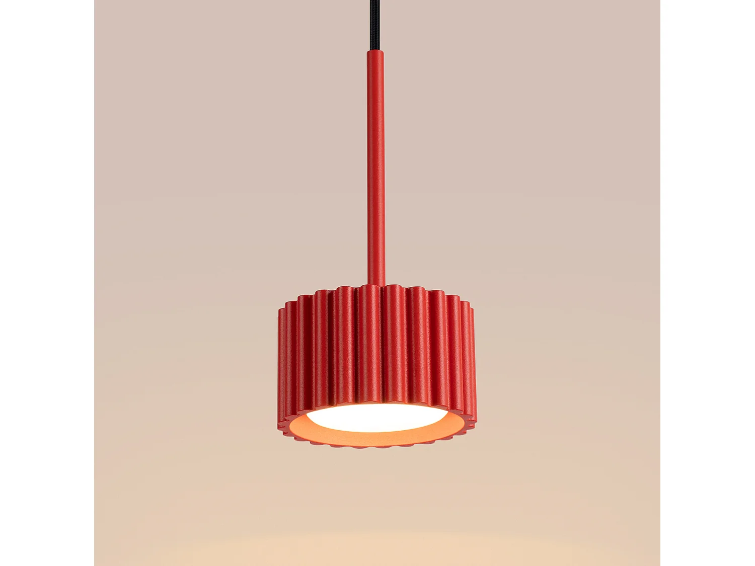 Lampe suspendue minimaliste en aluminium - 1 sources lumineuses - L.10 x H.125 cm - rouge