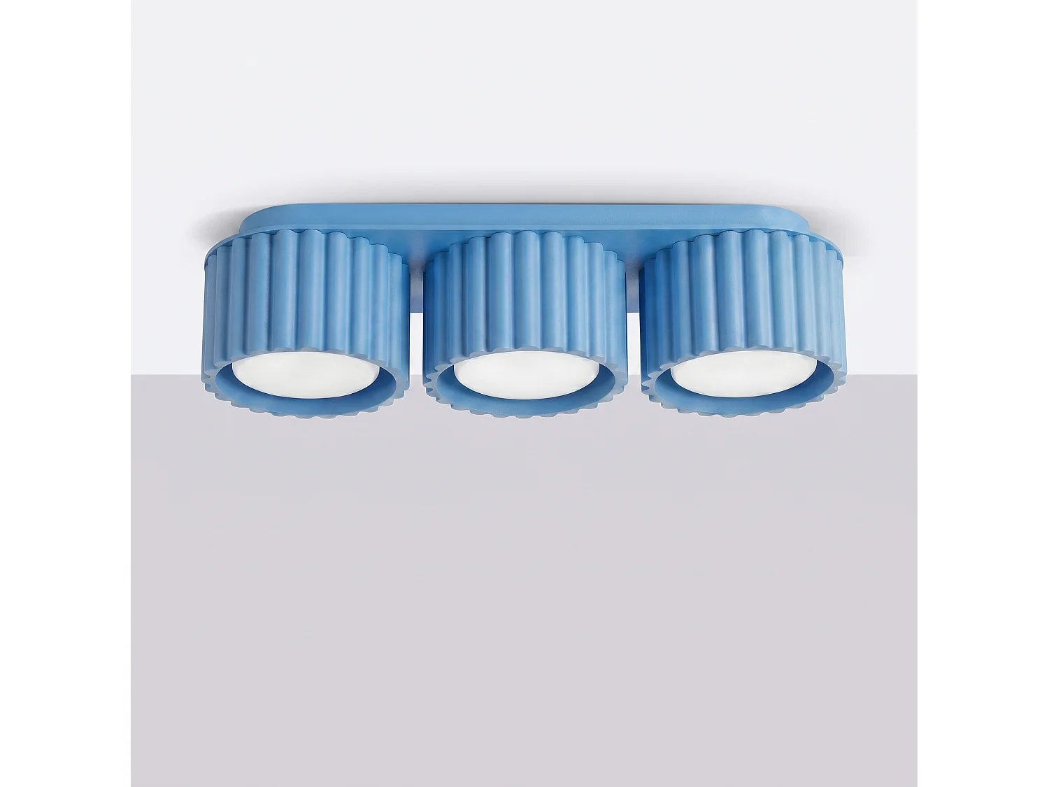 Plafonnier minimaliste en aluminium - 3 sources lumineuses - L.32,5 x H.8 cm - bleu clair