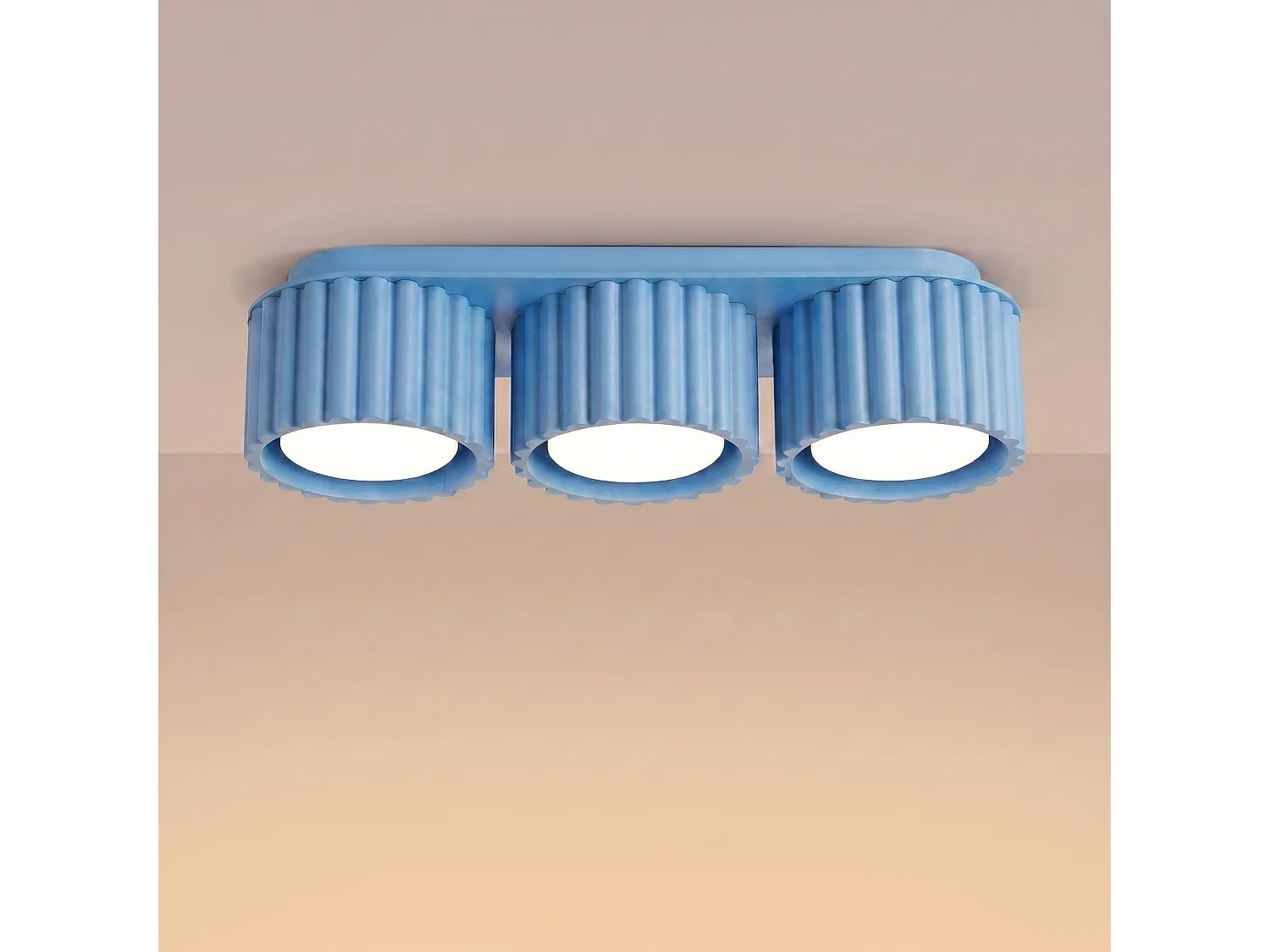 Plafonnier minimaliste en aluminium - 3 sources lumineuses - L.32,5 x H.8 cm - bleu clair