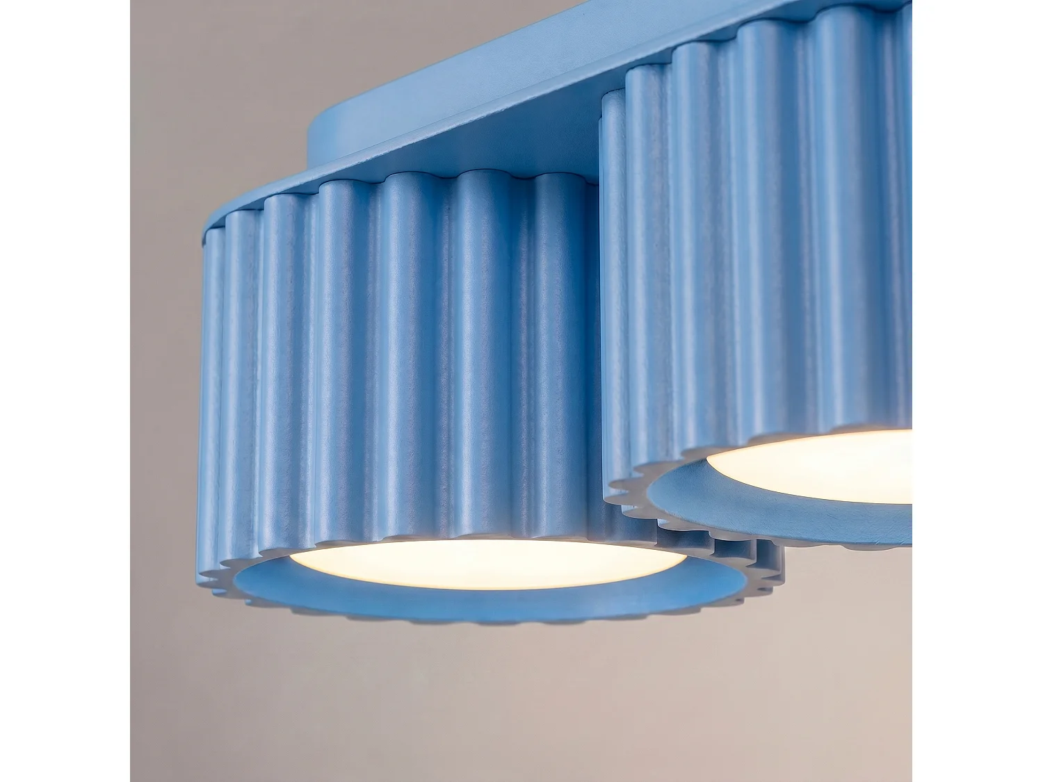 Plafonnier minimaliste en aluminium - 3 sources lumineuses - L.32,5 x H.8 cm - bleu clair