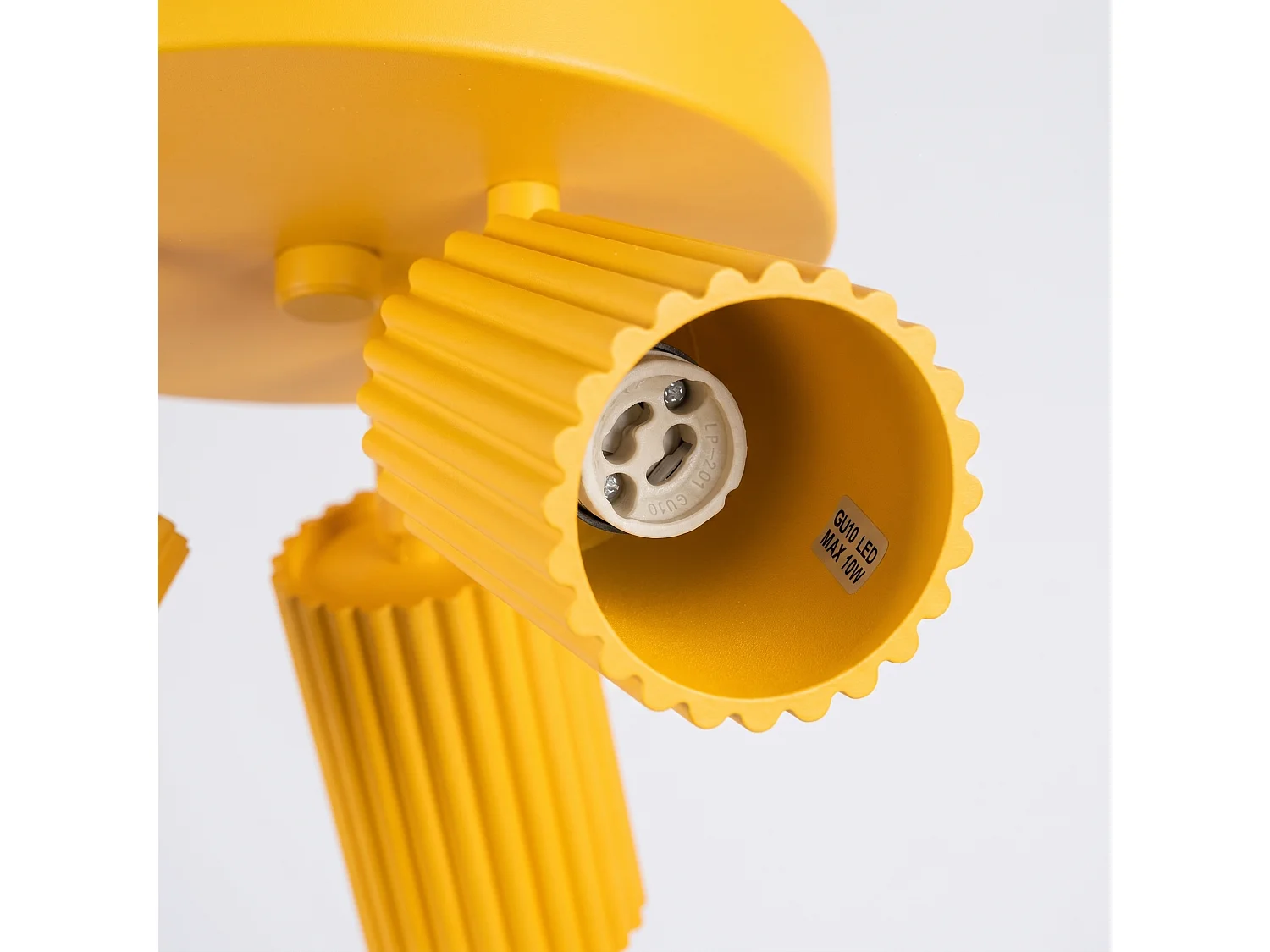 Plafonnier minimaliste en aluminium - 3 sources lumineuses - L.19,5 x H.18 cm - jaune