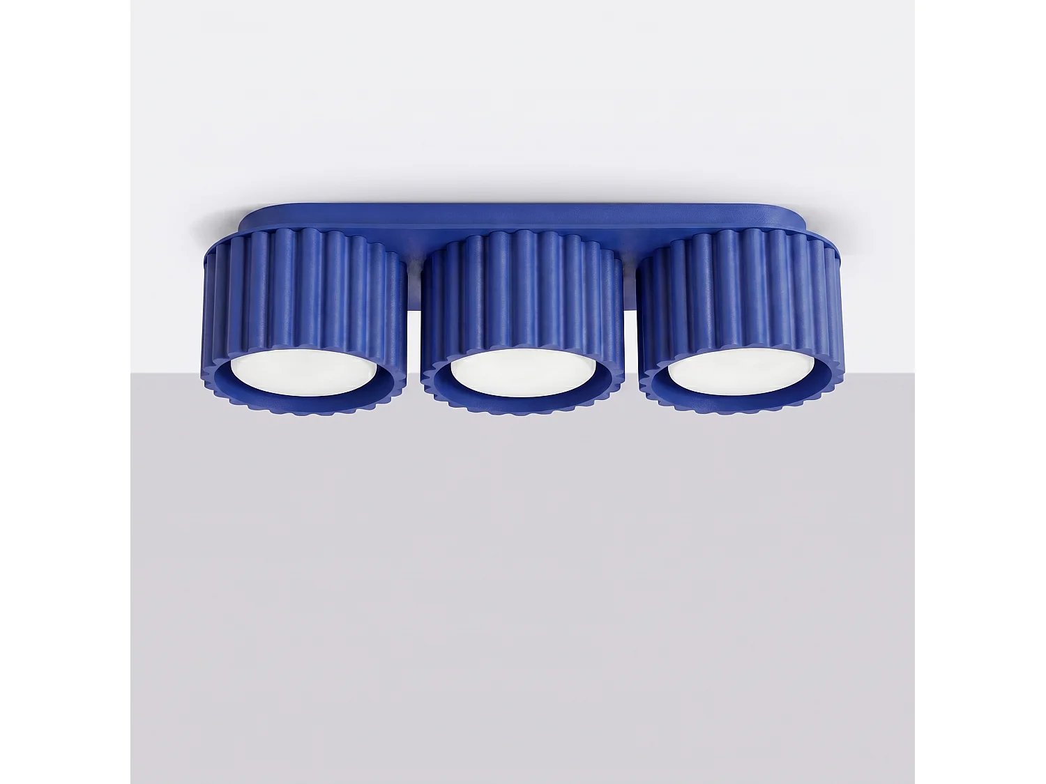 Plafonnier minimaliste en aluminium - 3 sources lumineuses - L.32,5 x H.8 cm - outremer