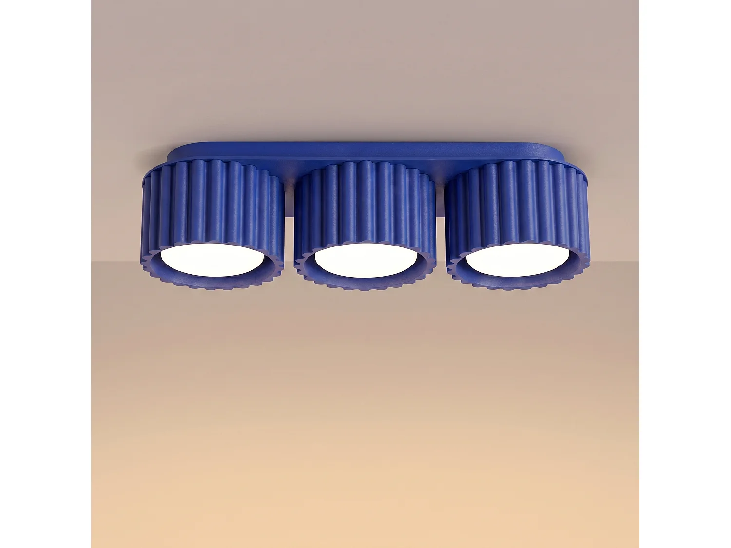 Plafonnier minimaliste en aluminium - 3 sources lumineuses - L.32,5 x H.8 cm - outremer