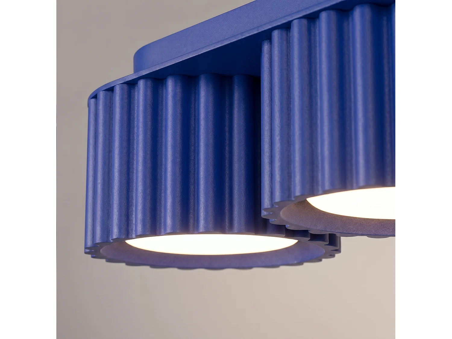 Plafonnier minimaliste en aluminium - 3 sources lumineuses - L.32,5 x H.8 cm - outremer
