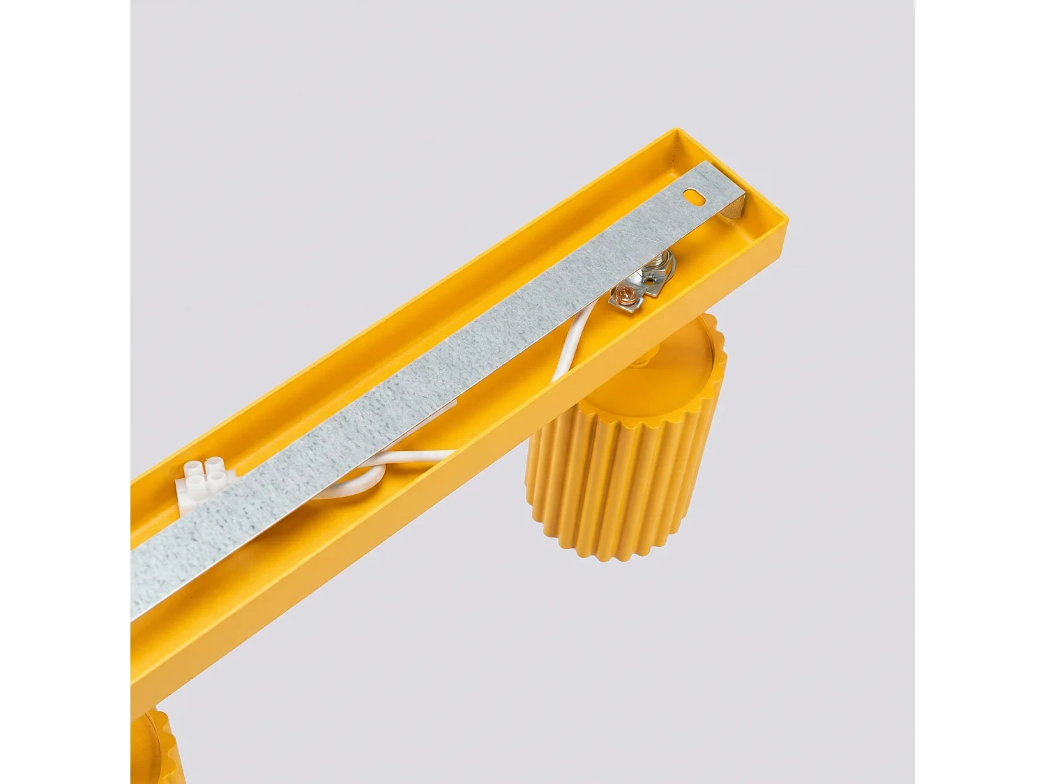 Plafonnier minimaliste en aluminium - 4 sources lumineuses - L.81 x H.16,5 cm - jaune