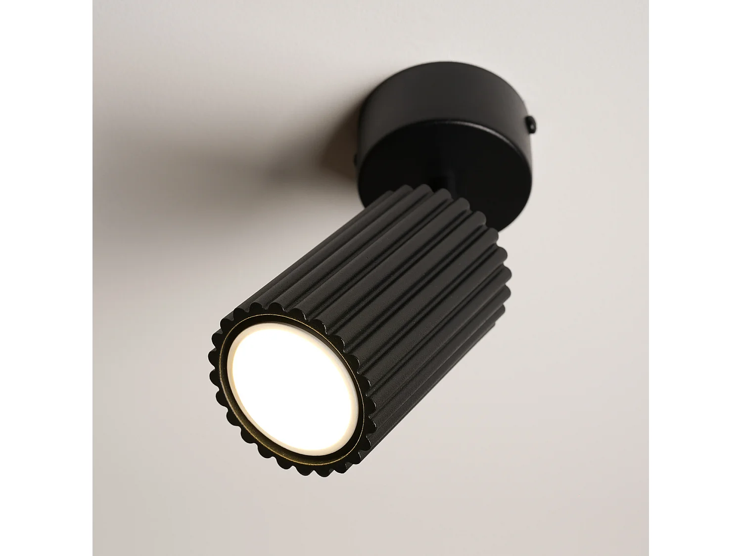 Plafonniers KARBON minimaliste en aluminium - 1 sources lumineuses - L.7 x H.18 cm - noir