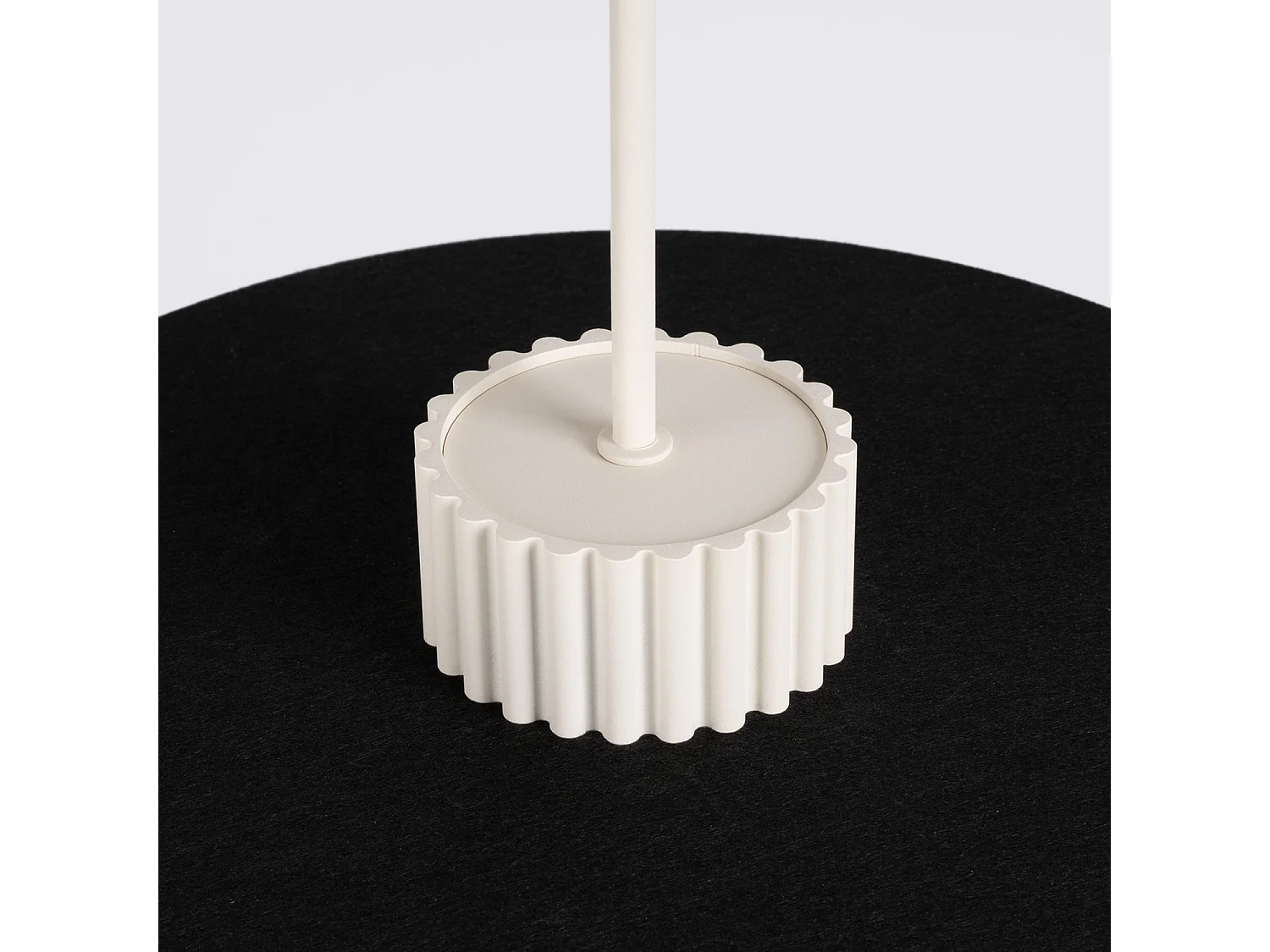 Hanglampen OVO minimalistisch van  - 1 lichtbronnen - L.40 x H.125 cm - beige/zwart
