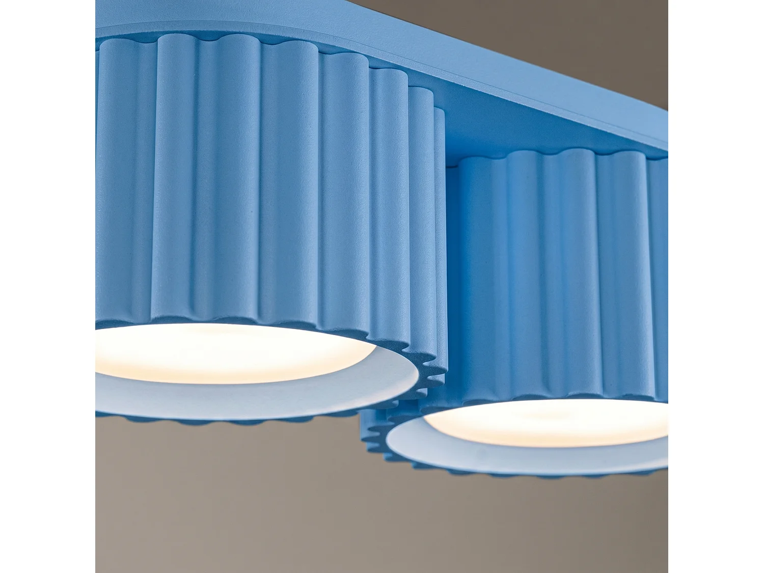 Plafonnier minimaliste en aluminium - 2 sources lumineuses - L.21 x H.8 cm - bleu clair