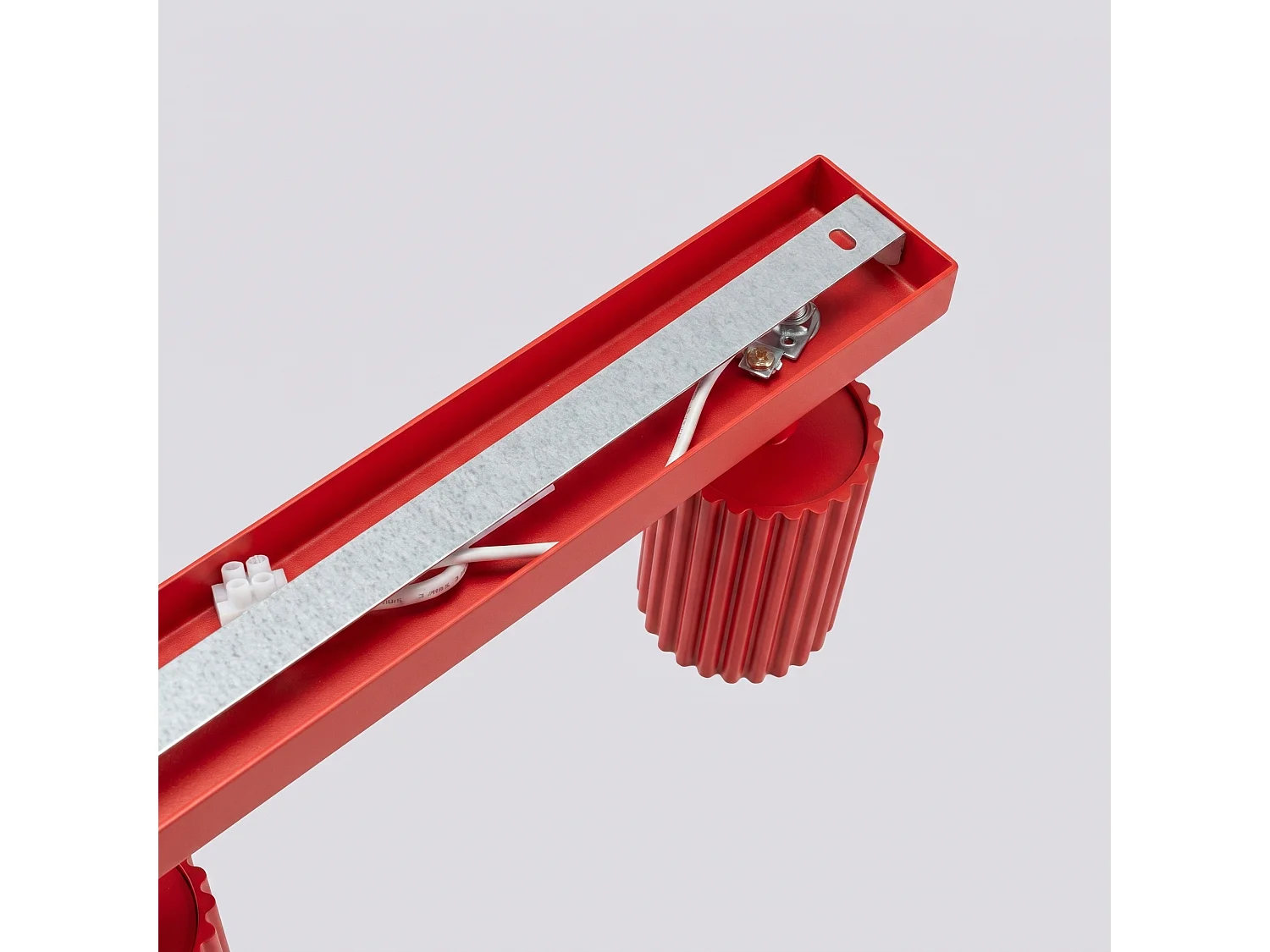 Plafonnier minimaliste en aluminium - 4 sources lumineuses - L.81 x H.16,5 cm - rouge