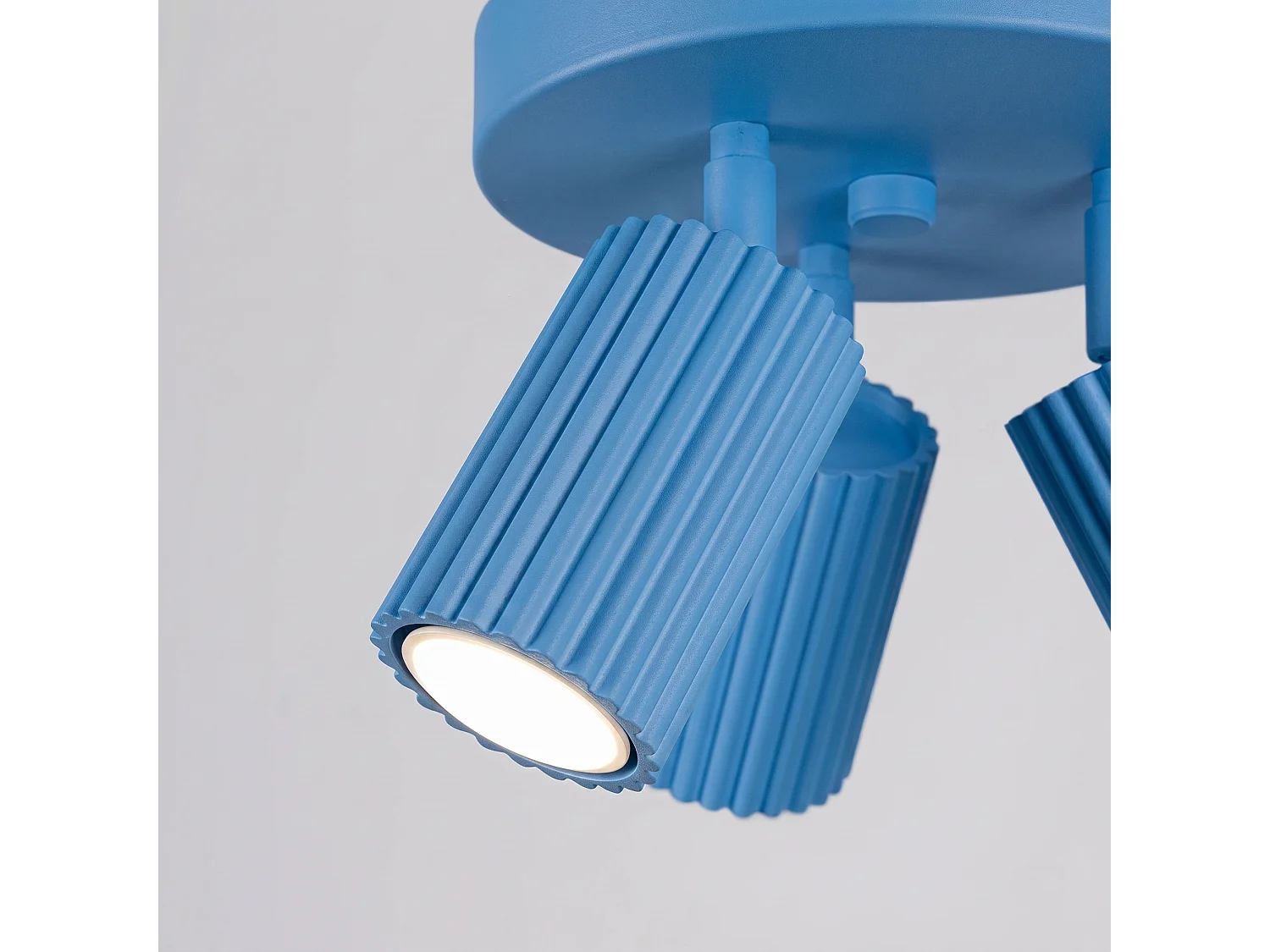 Plafonnier minimaliste en aluminium - 3 sources lumineuses - L.19,5 x H.18 cm - bleu clair