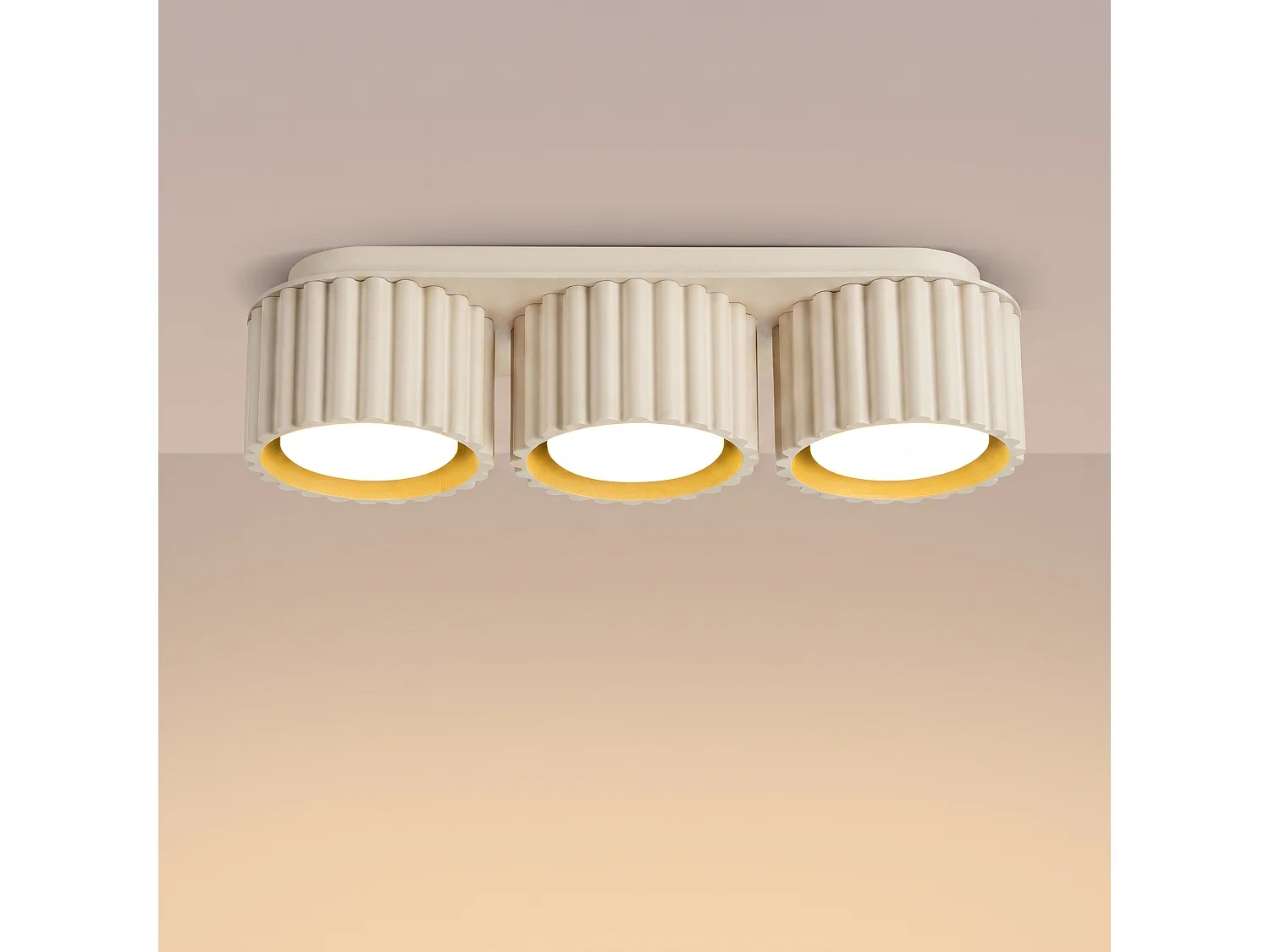 Plafonnier minimaliste en aluminium - 3 sources lumineuses - L.32,5 x H.8 cm - beige