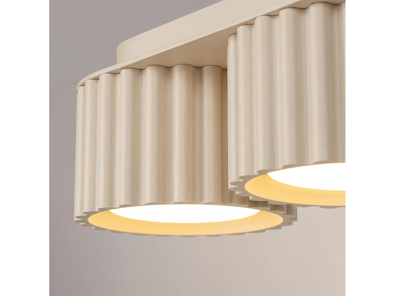 Plafonnier minimaliste en aluminium - 3 sources lumineuses - L.32,5 x H.8 cm - beige