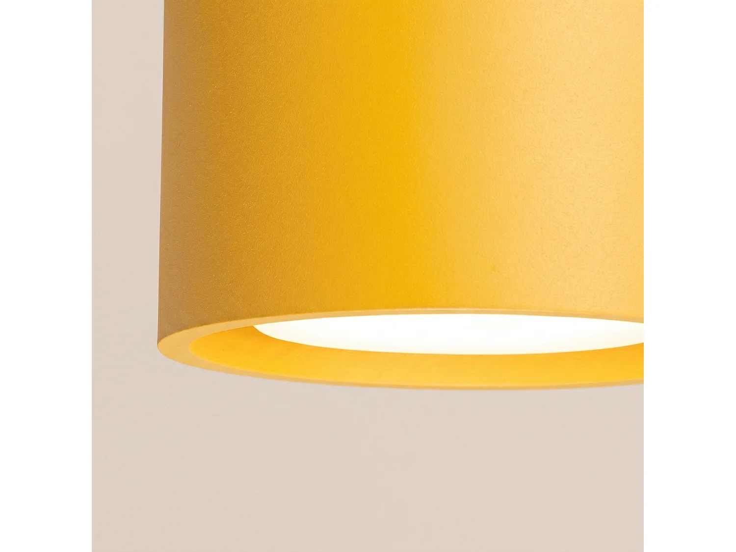 Plafonnier minimaliste en aluminium - 3 sources lumineuses - L.32,4 x H.8,2 cm - jaune