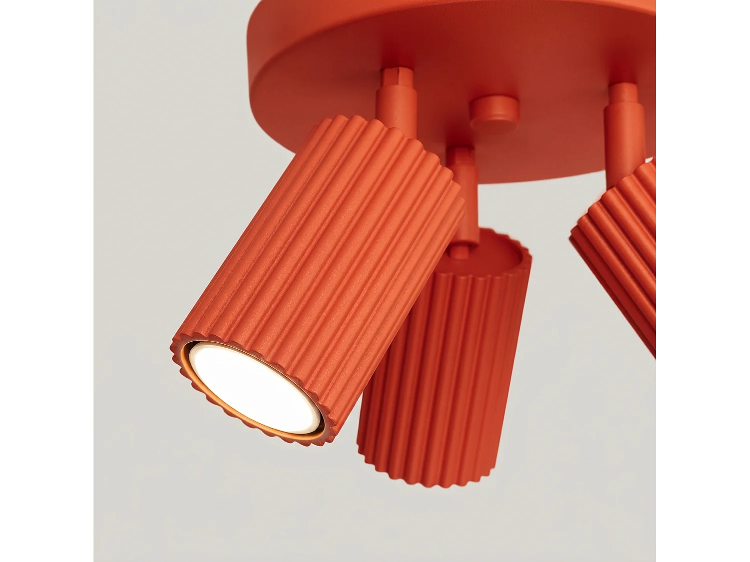 Plafonnier minimaliste en aluminium - 3 sources lumineuses - L.19,5 x H.18 cm - rouge