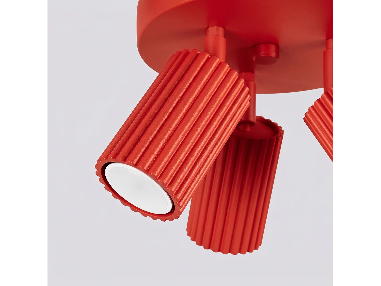 Plafonnier minimaliste en aluminium - 3 sources lumineuses - L.19,5 x H.18 cm - rouge