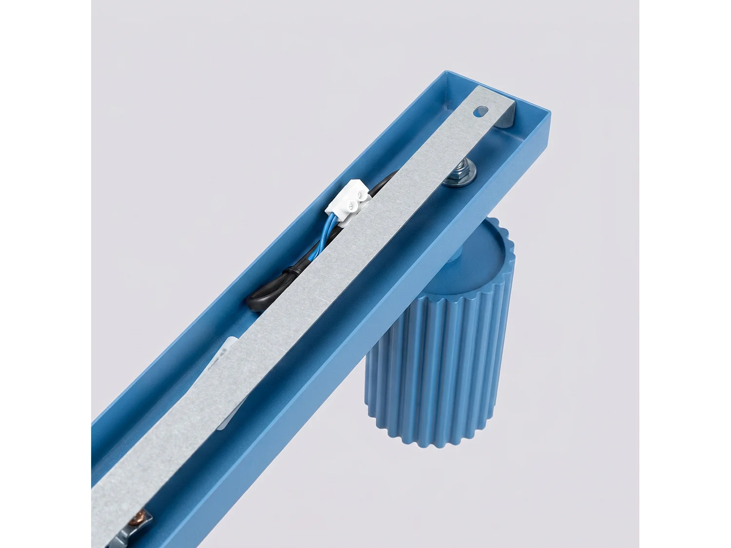 Plafonnier minimaliste en aluminium - 4 sources lumineuses - L.81 x H.16,5 cm - bleu clair