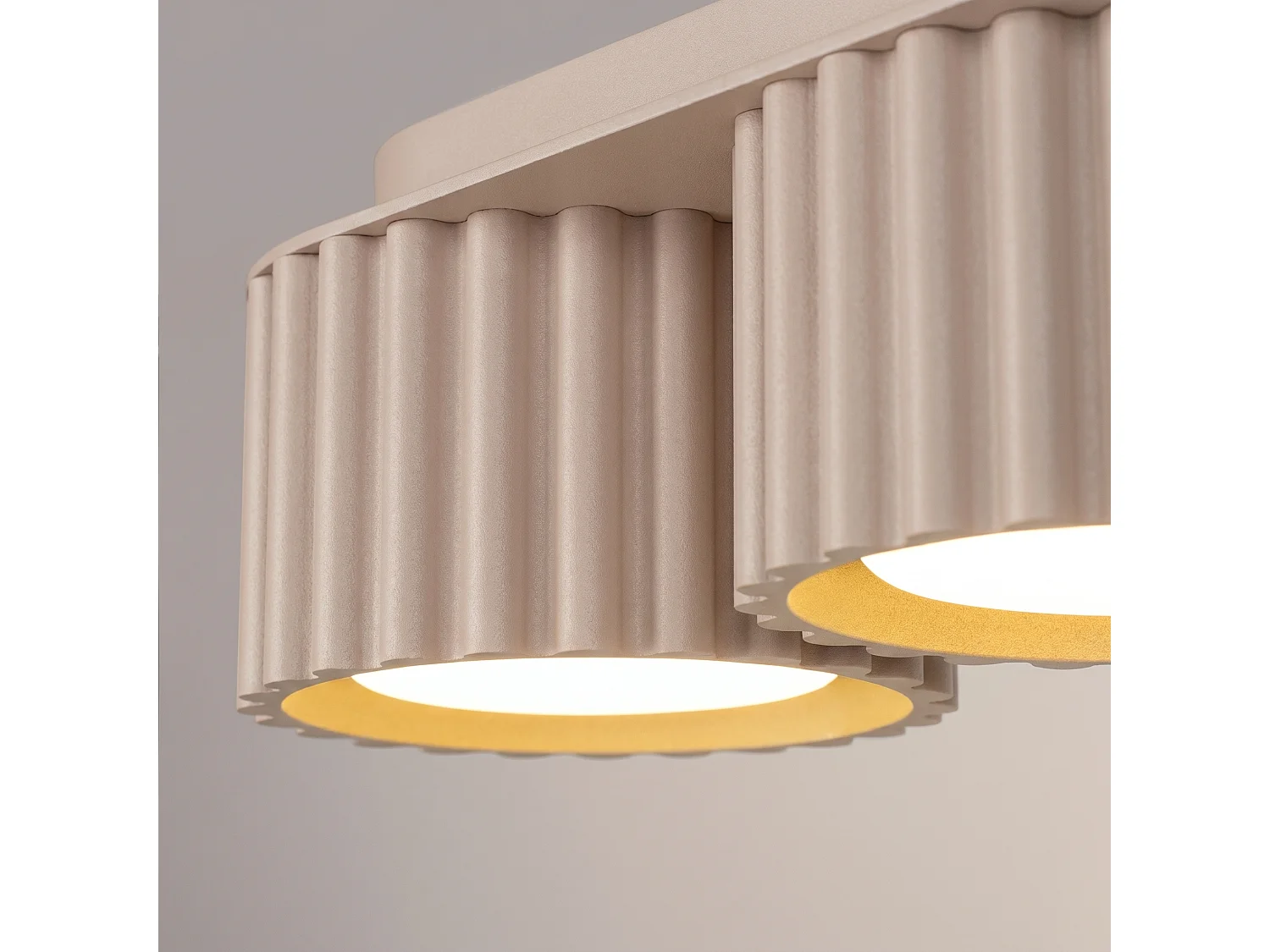 Plafonnier minimaliste en aluminium - 3 sources lumineuses - L.32,5 x H.8 cm - taupe