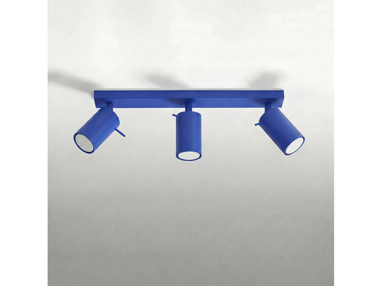 Plafonnier moderne en acier - 3 sources lumineuses - L.45 x H.16 cm - outremer
