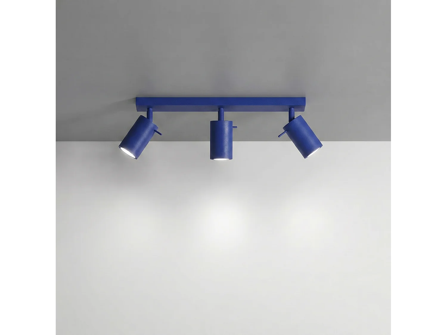 Plafonnier moderne en acier - 3 sources lumineuses - L.45 x H.16 cm - outremer