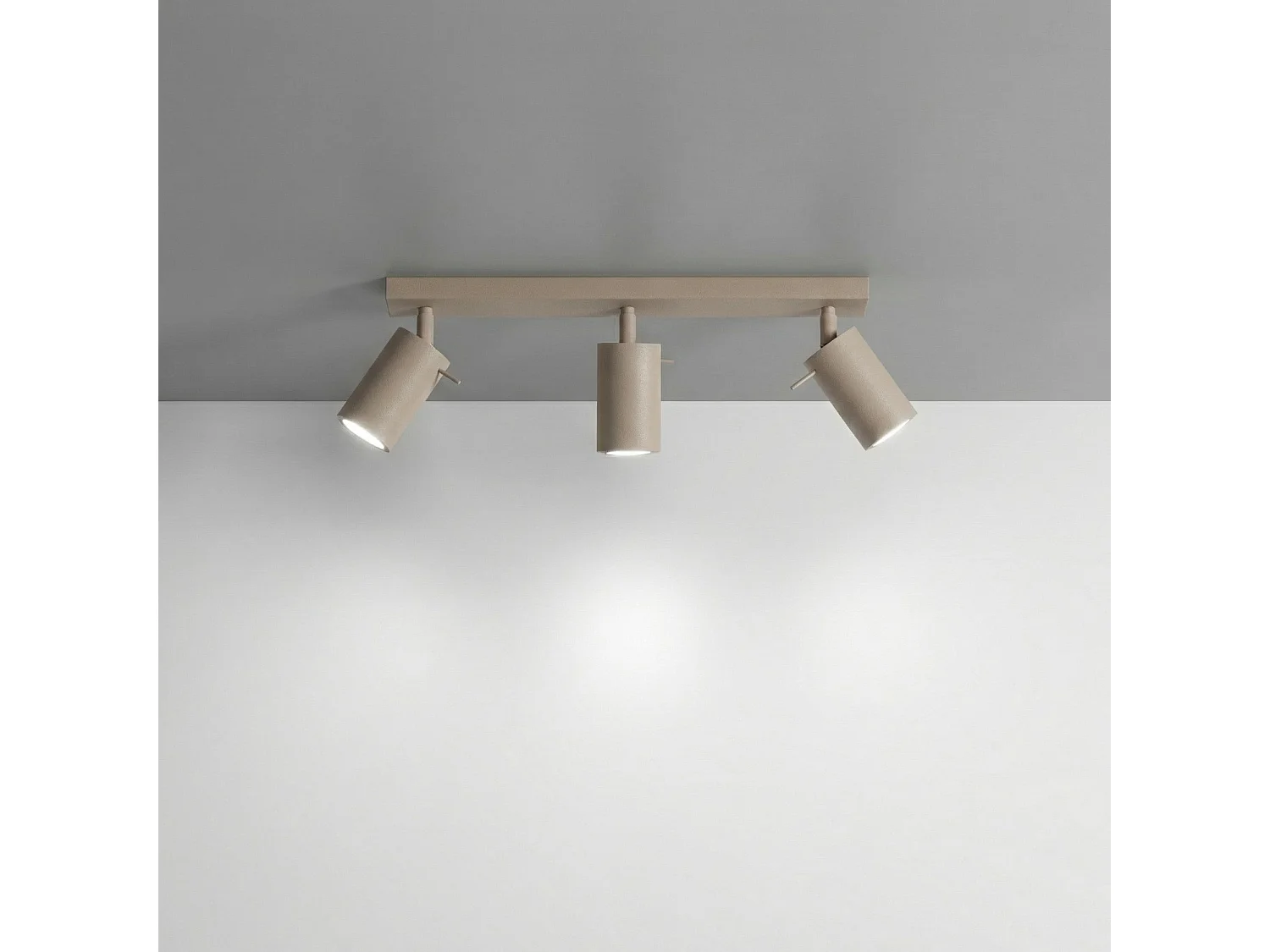 Plafonnier moderne en acier - 3 sources lumineuses - L.45 x H.16 cm - taupe