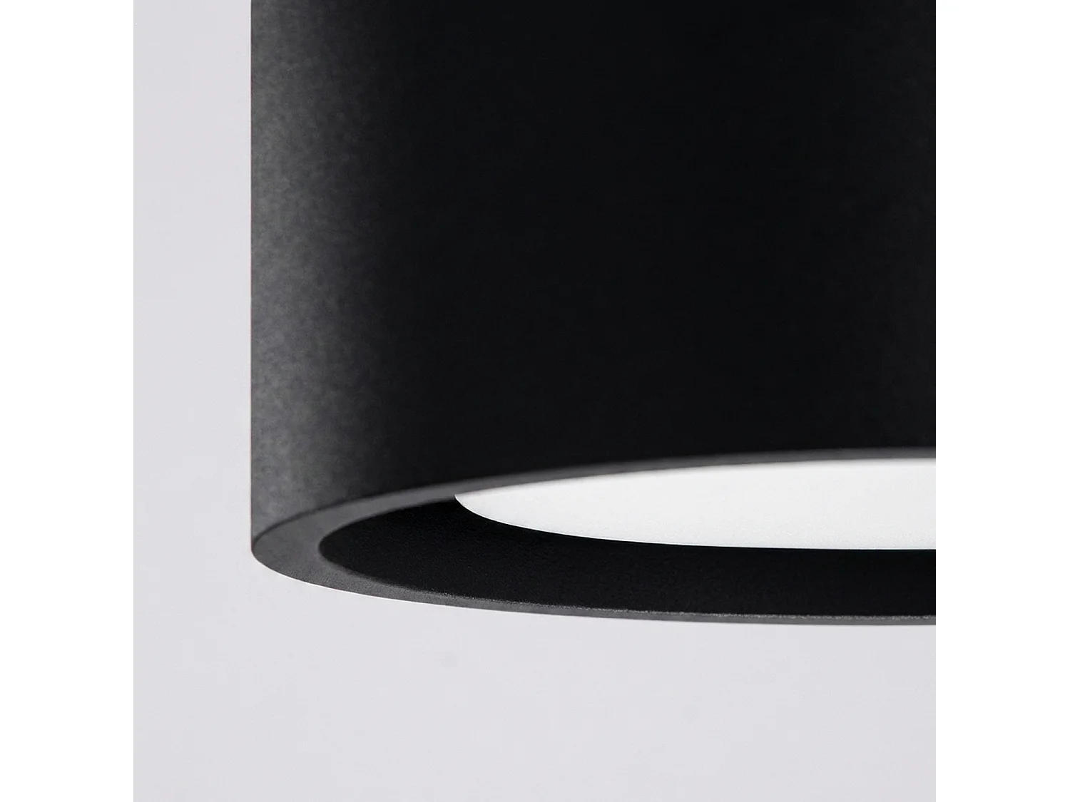Plafonnier minimaliste en aluminium - 3 sources lumineuses - L.32,4 x H.8,2 cm - noir