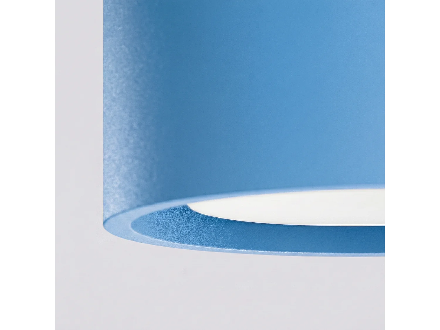 Plafonnier minimaliste en aluminium - 3 sources lumineuses - L.32,4 x H.8,2 cm - bleu clair