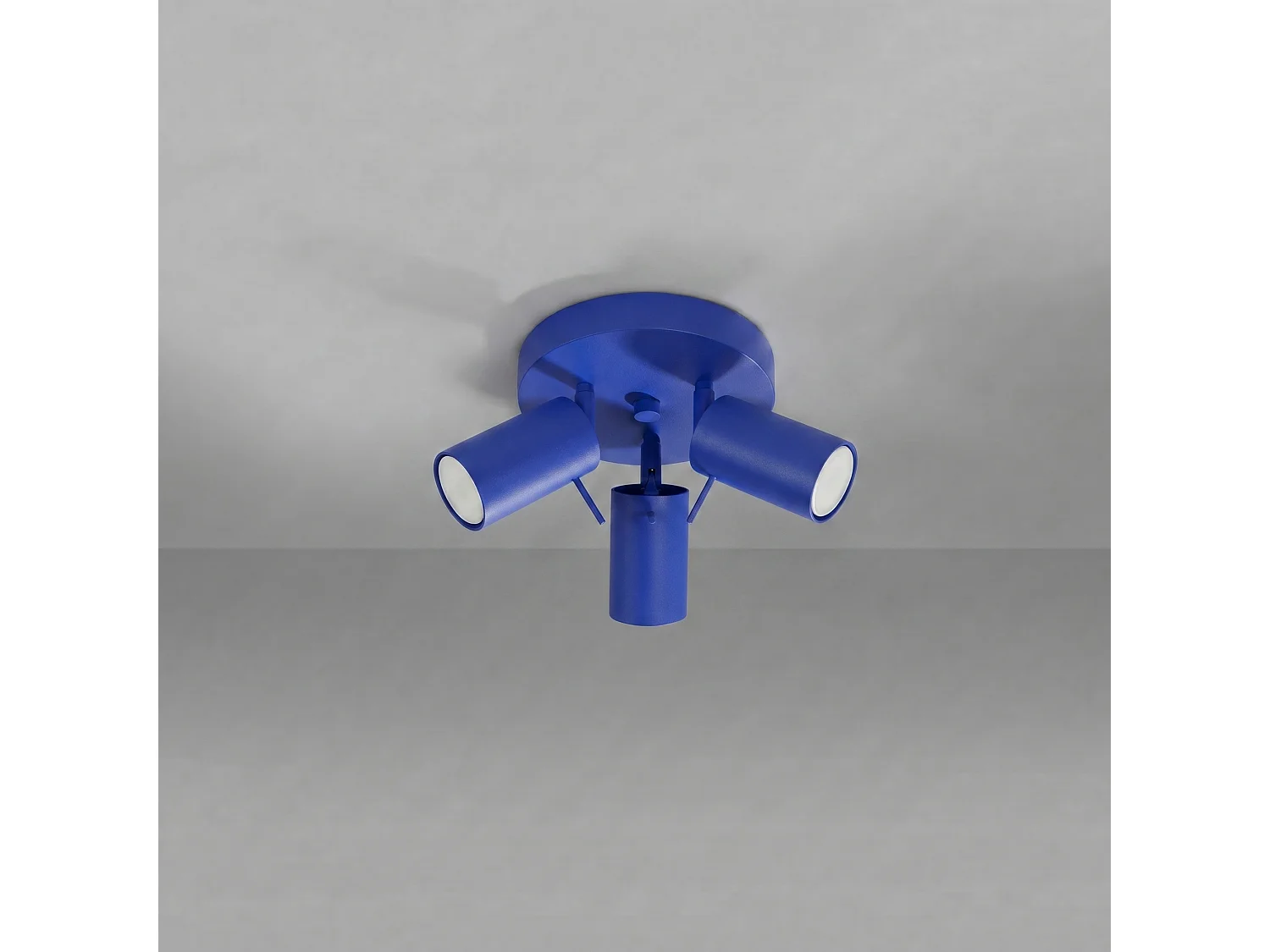 Plafonnier moderne en acier - 3 sources lumineuses - L.25,7 x H.14,5 cm - outremer